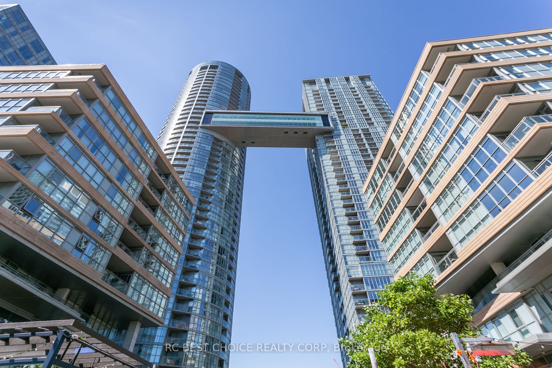 Condo Apt house for sale at 15 Iceboat Terr Toronto Ontario