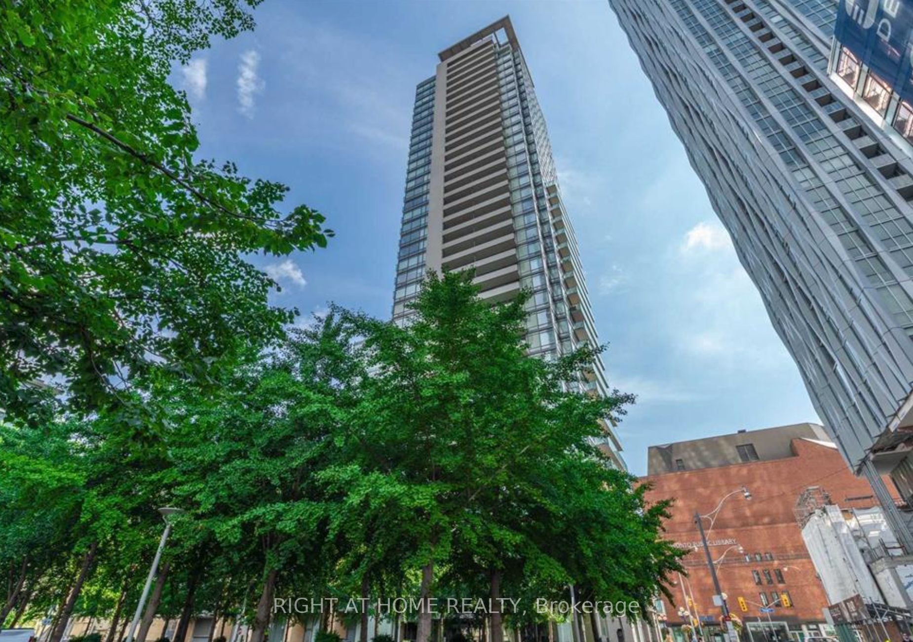 Condo Apt house for sale at 18 Yorkville Ave Toronto Ontario