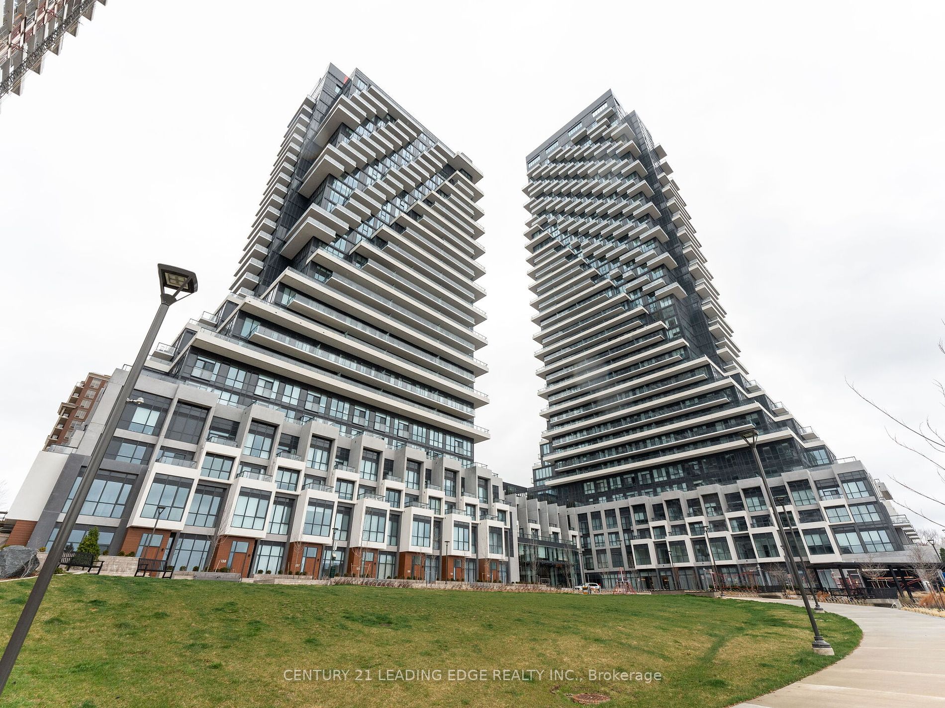 Condo Apt house for sale at 20 Inn On The Pa Toronto Ontario