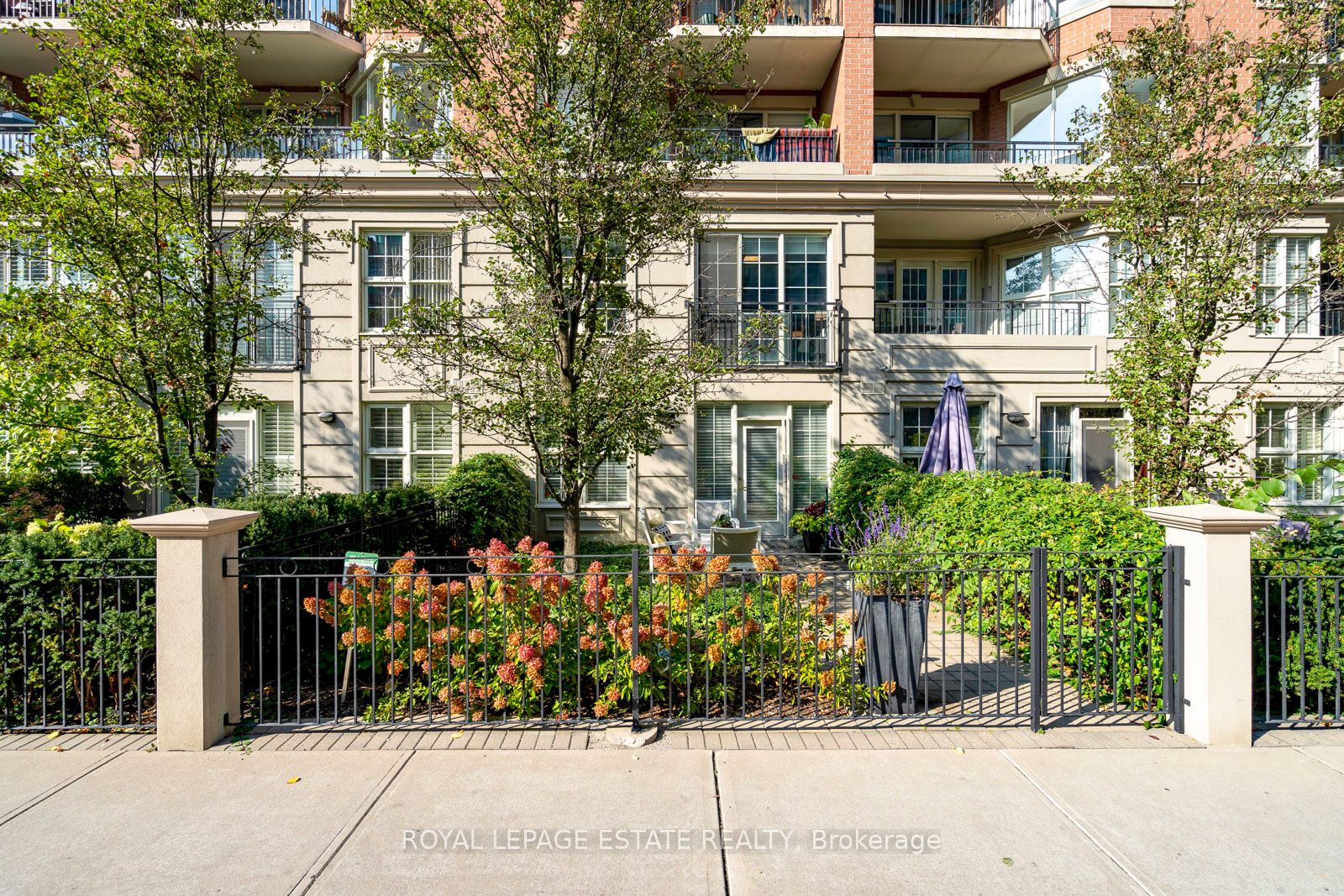 Condo Townhouse house for sale at 77 McMurrich St Toronto Ontario