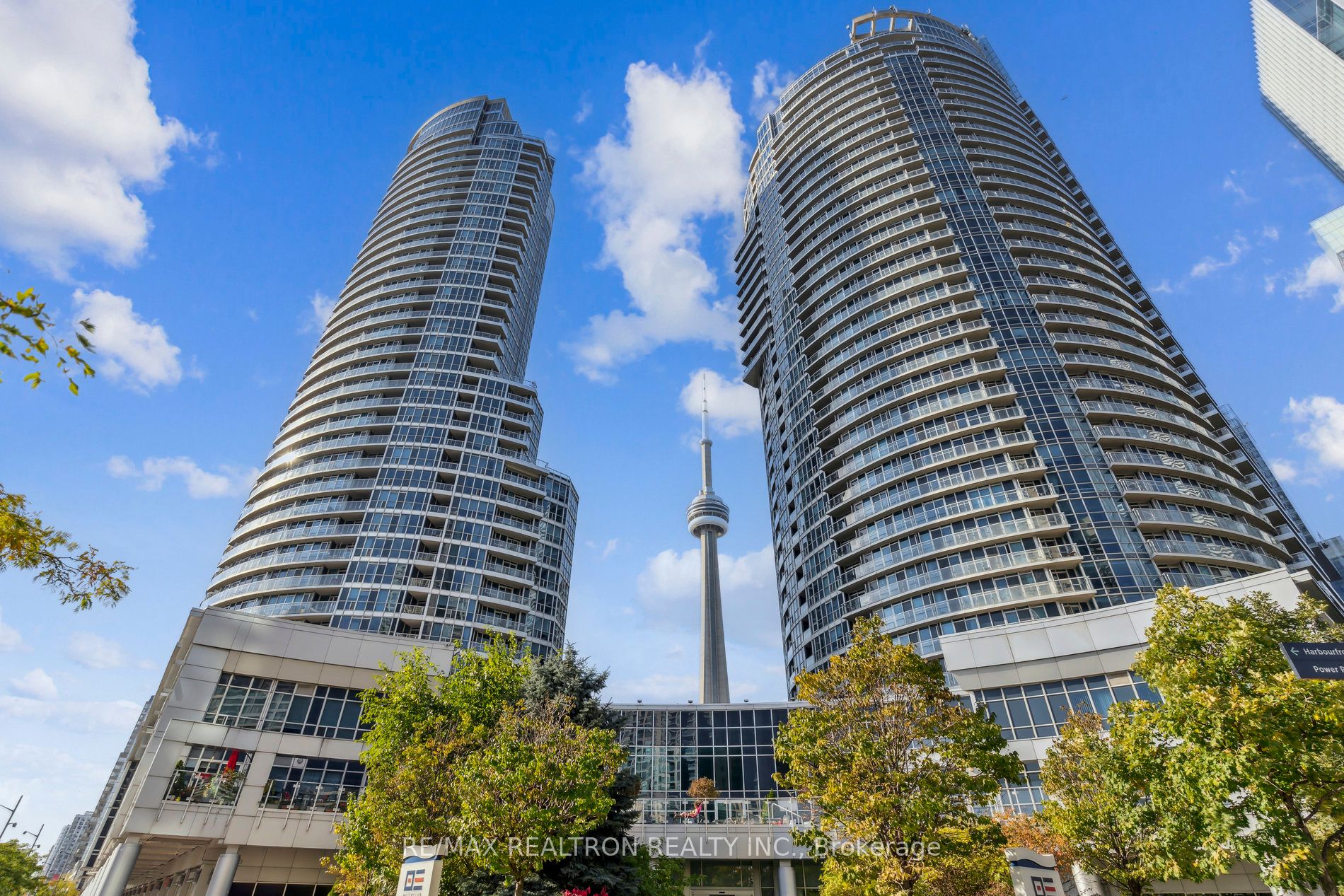 Condo Apt house for sale at 208 Queens Quay  Toronto Ontario