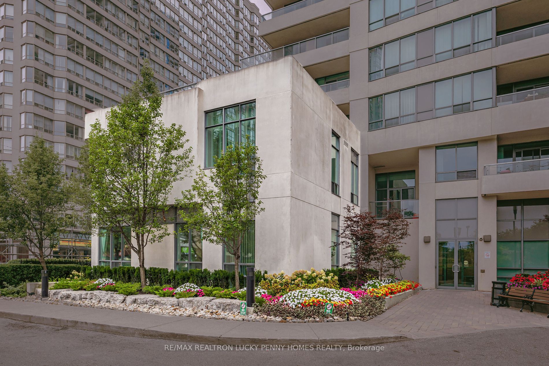 Condo Townhouse house for sale at 18 Spring Garden Toronto Ontario