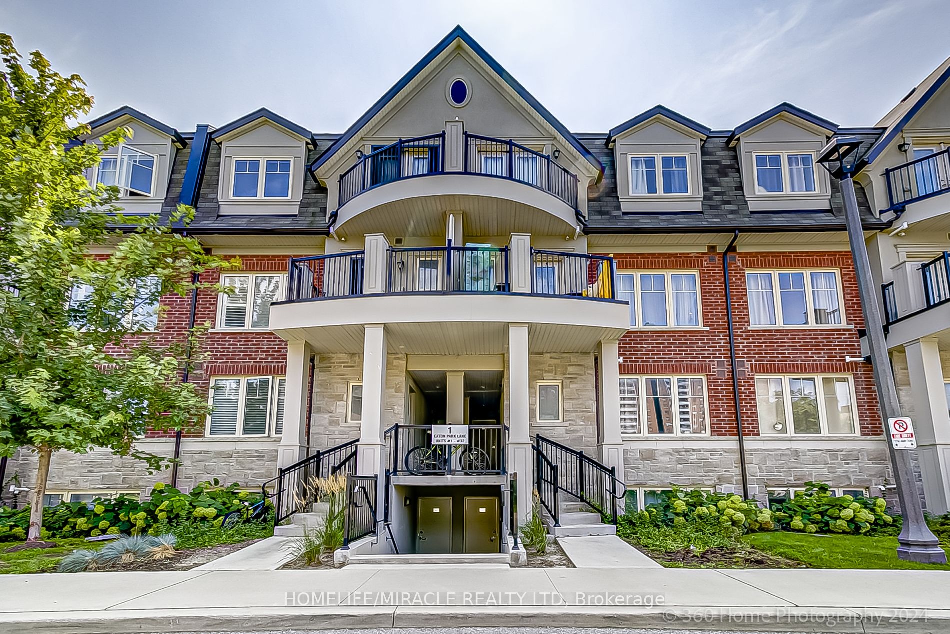 Condo Townhouse house for sale at 1 Eaton Park Lan Toronto Ontario