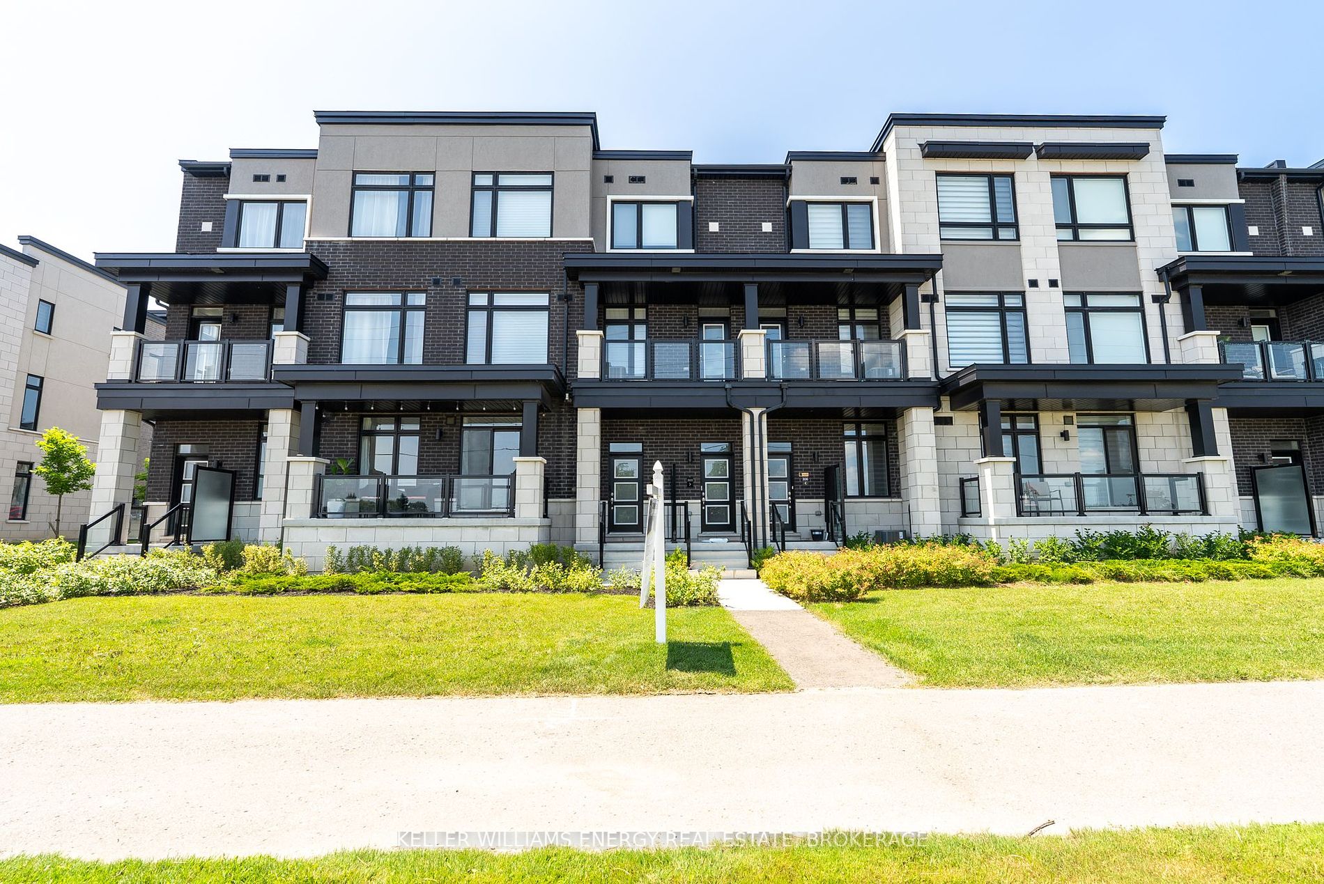 Condo Townhouse house for sale at 2550 Castlegate  Pickering Ontario