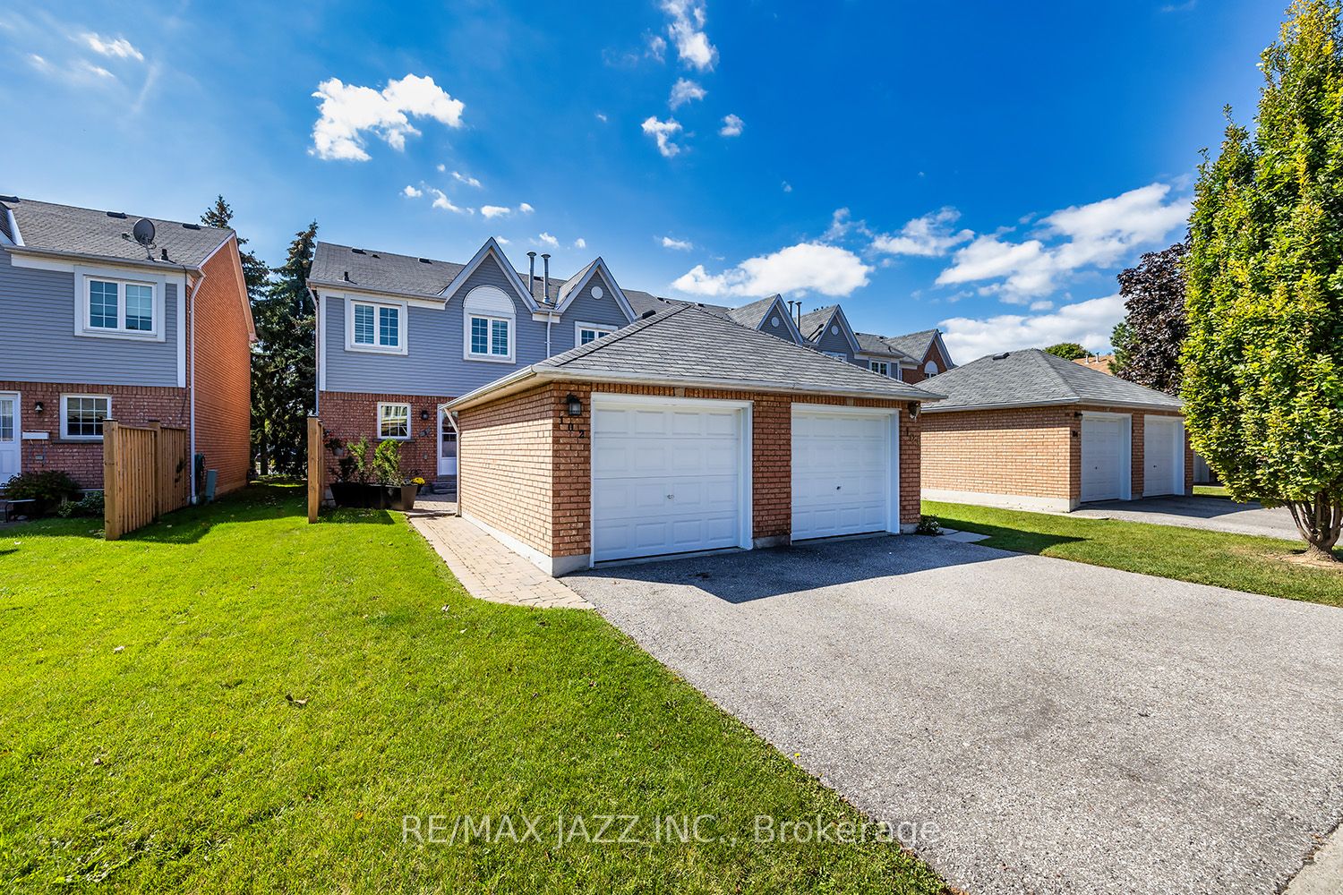 Condo Townhouse house for sale at 10 Bassett Blvd Whitby Ontario