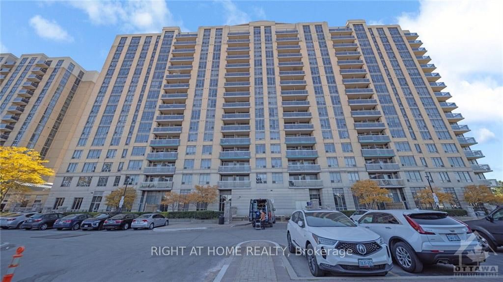 Condo Apt house for sale at 18 MONDEO Dr Toronto Ontario