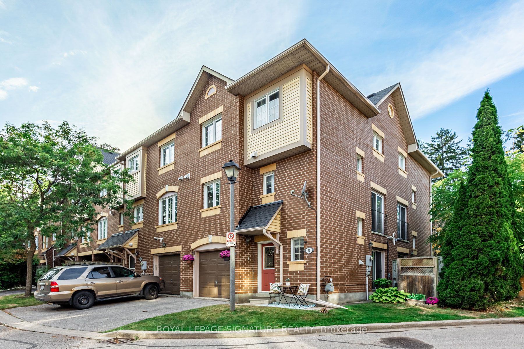 Condo Townhouse house for sale at 1735 Walnut Lane Pickering Ontario