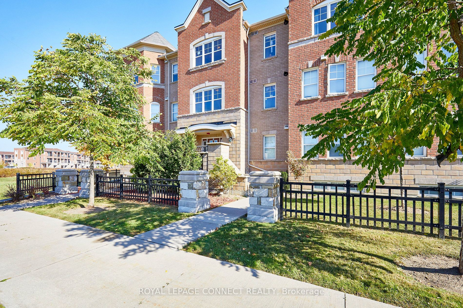 Condo Townhouse house for sale at 1725 Pure Spring Pickering Ontario