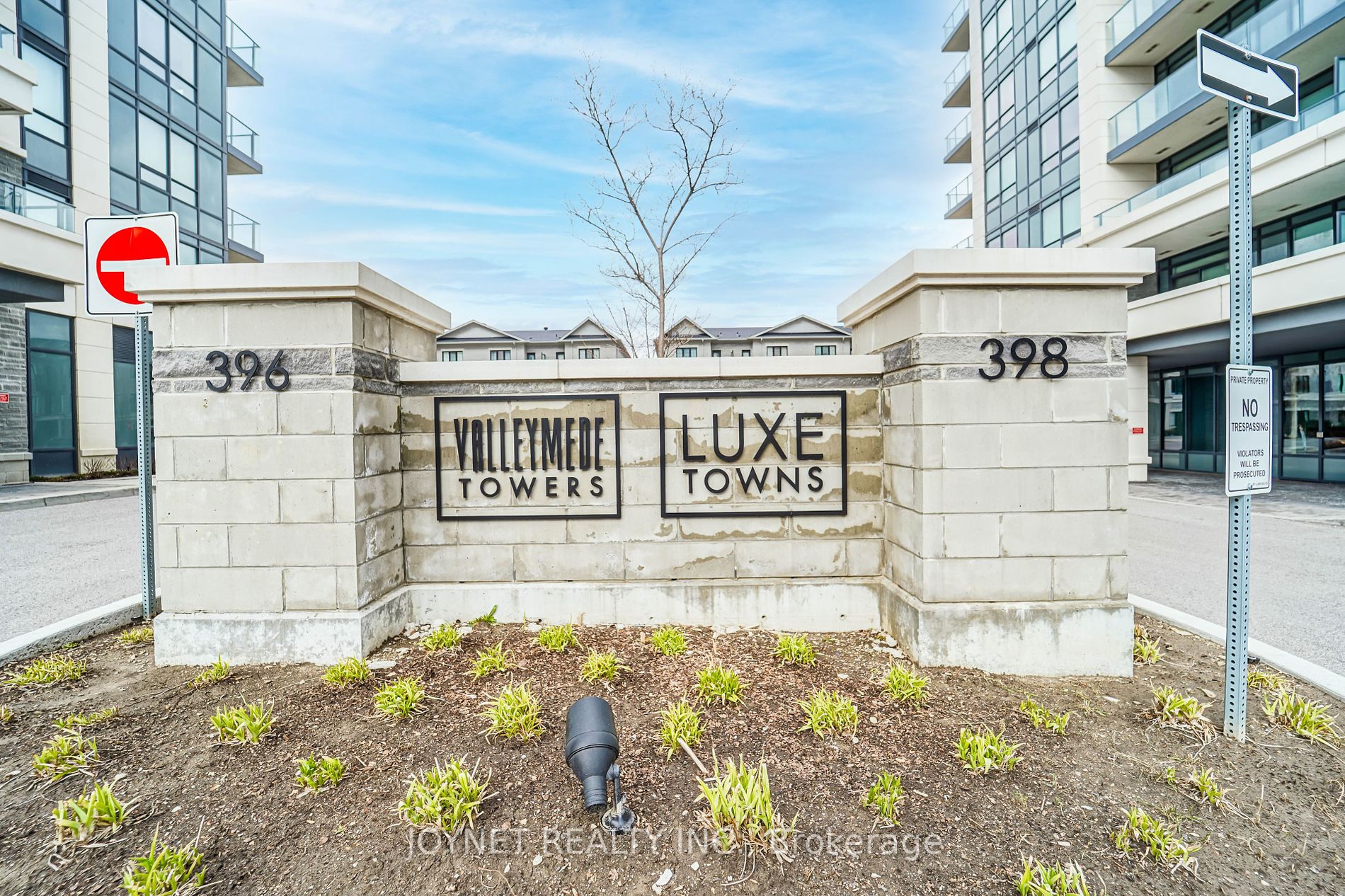 Condo Apt house for sale at 398 Highway 7  E Richmond Hill Ontario