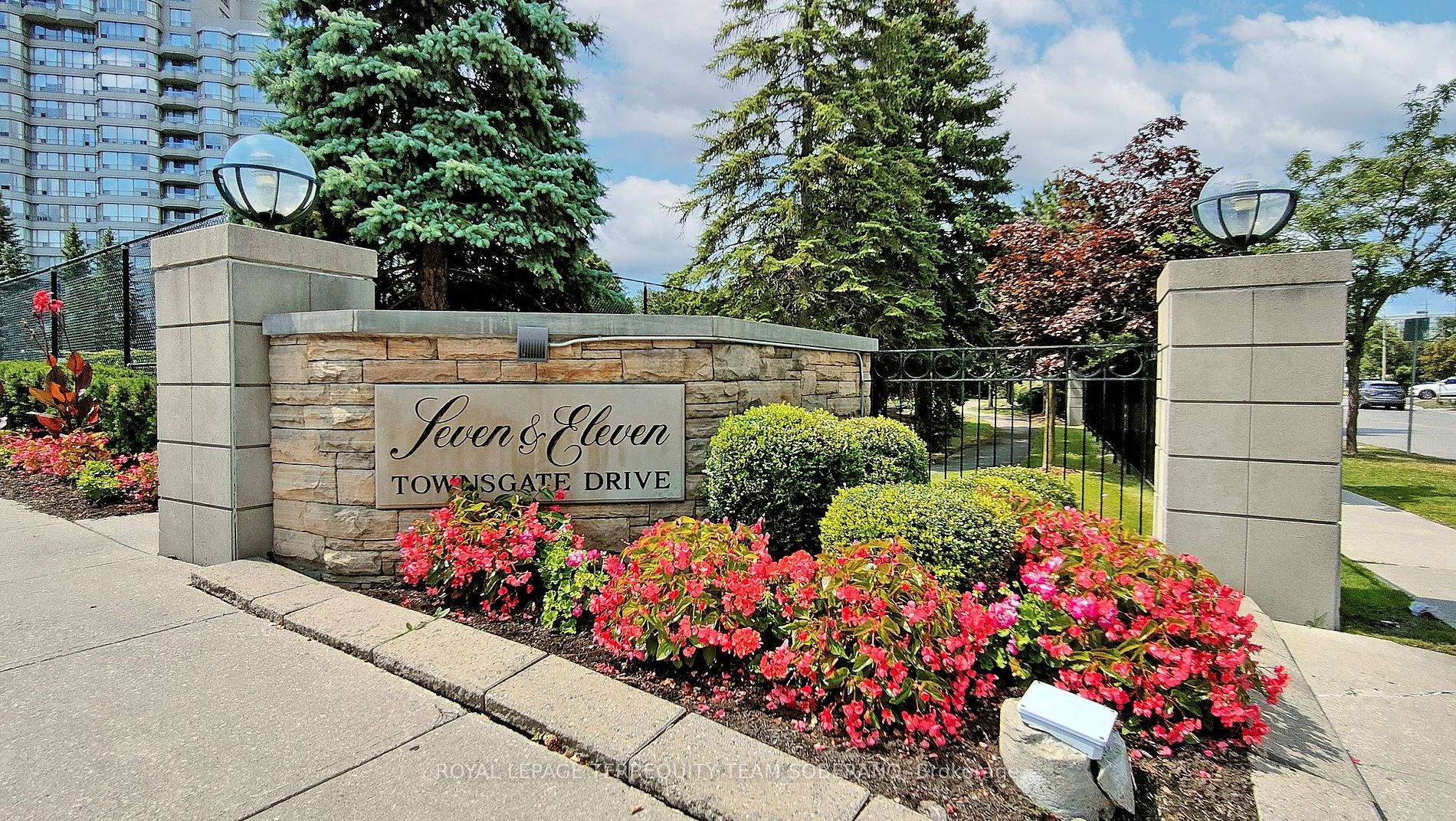 Condo Apt house for sale at 7 Townsgate Dr Vaughan Ontario