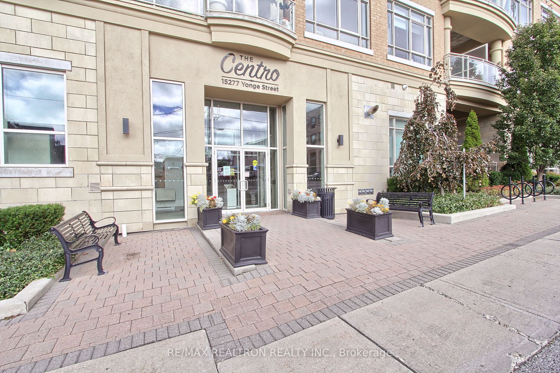 Condo Apt house for sale at 15277 Yonge St Aurora Ontario