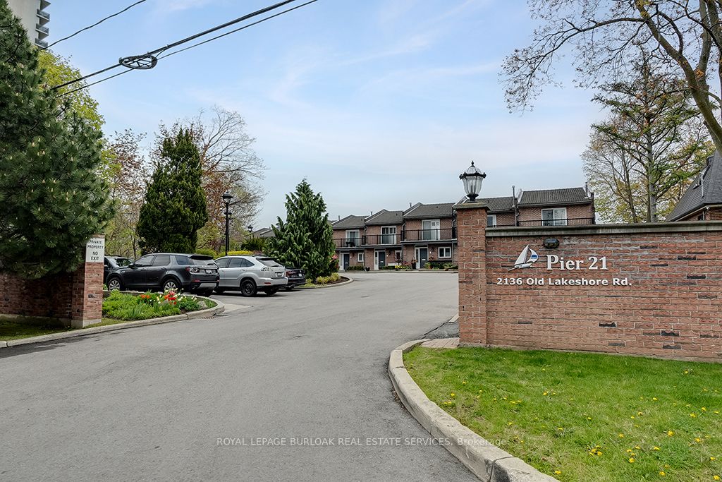 Condo Townhouse house for sale at 2136 Old Lakesho Burlington Ontario