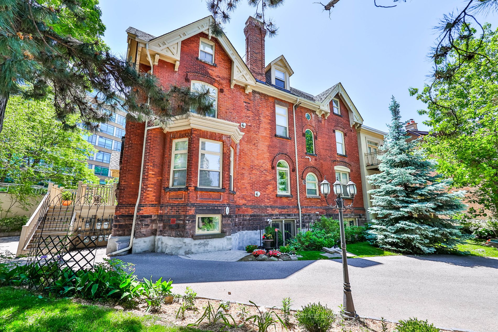 Condo Apt house for sale at 32 Gothic Ave Toronto Ontario