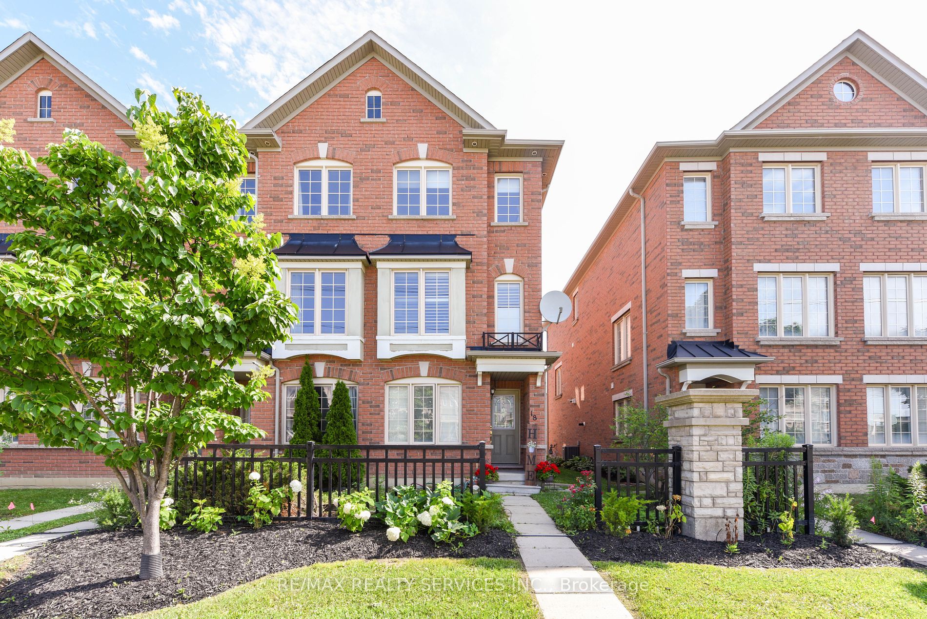 Condo Townhouse house for sale at 18 Shiraz Dr Brampton Ontario