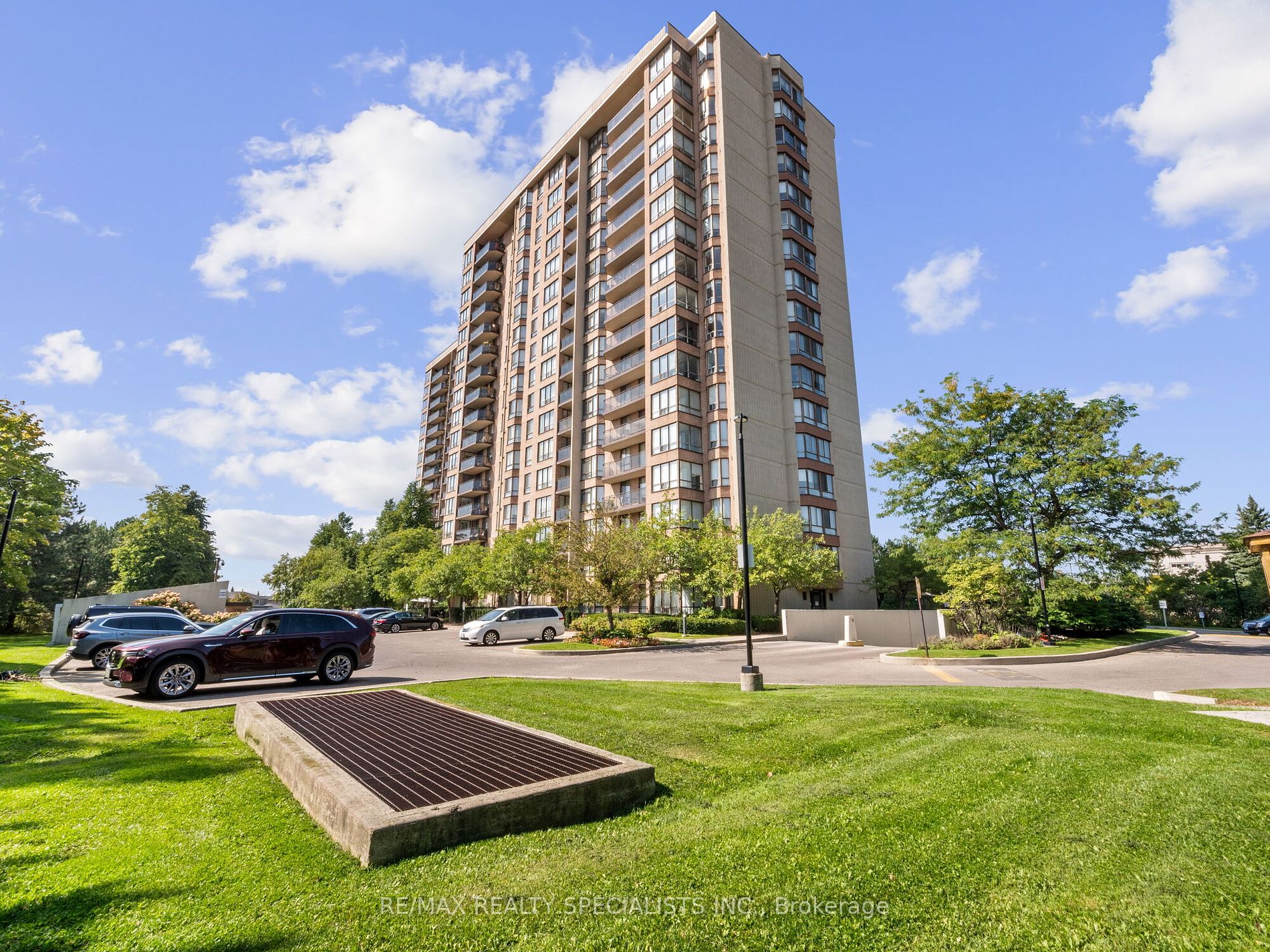 Condo Apt house for sale at 20 Cherrytree Dr Brampton Ontario