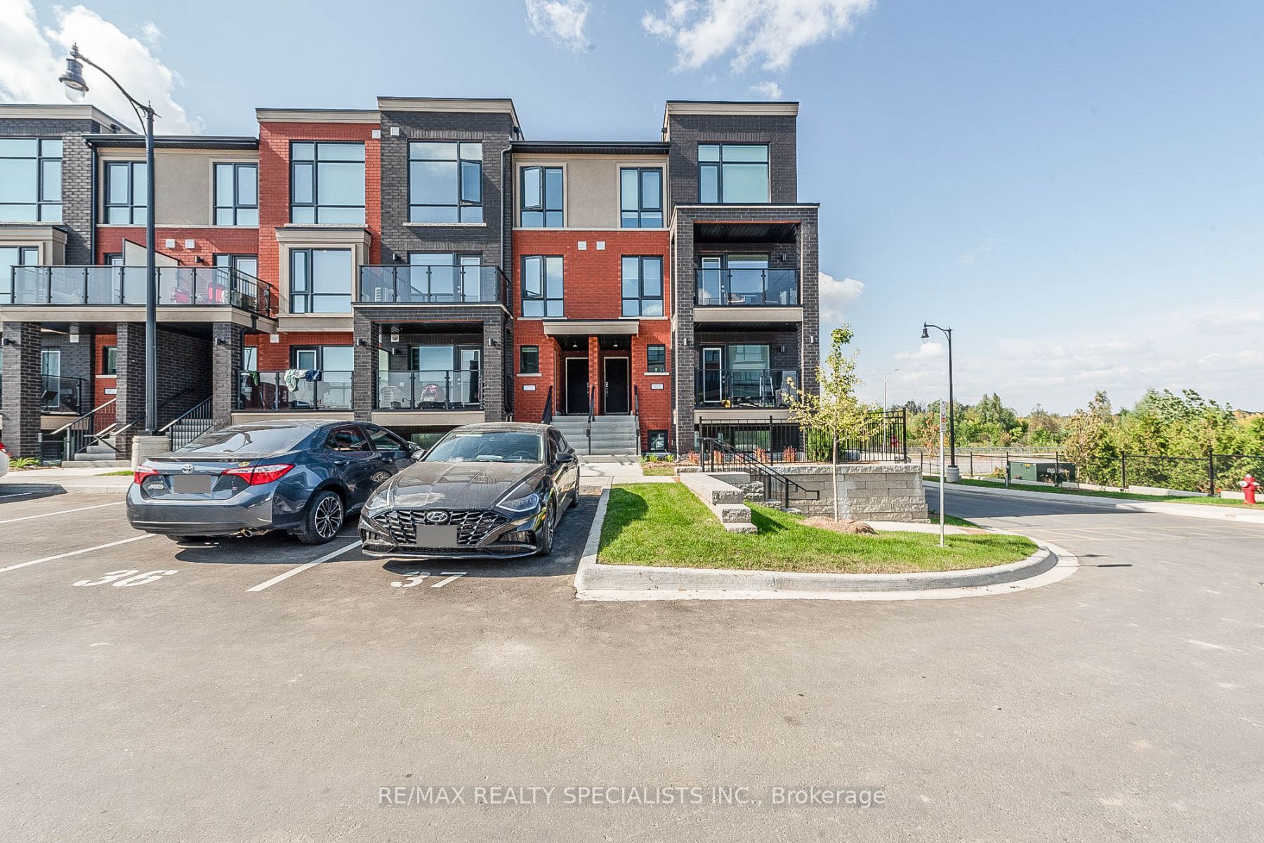 Condo Townhouse house for sale at 195 Veterans Dr Brampton Ontario