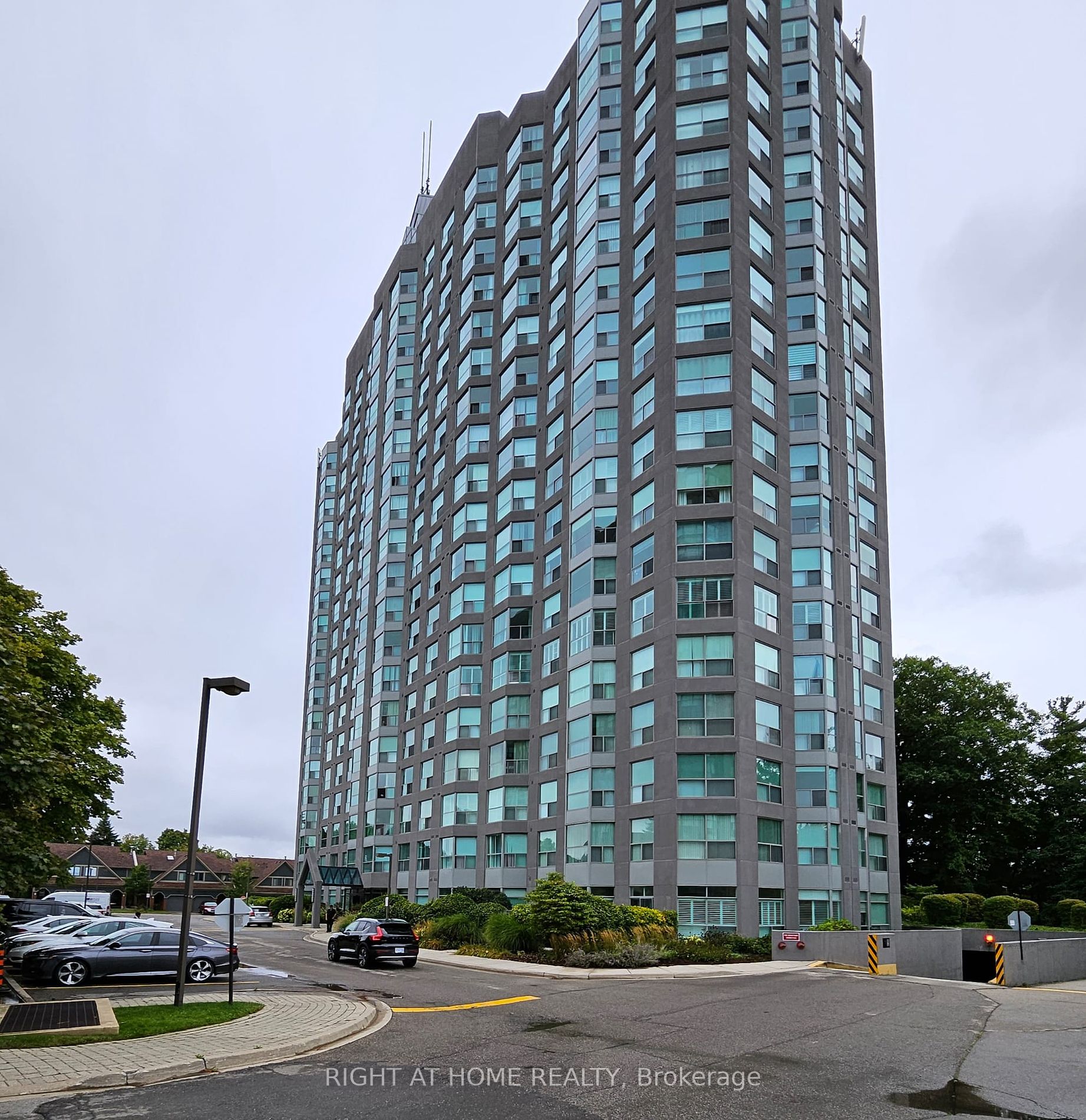 Condo Apt house for sale at 2155 Burnhamthor Mississauga Ontario