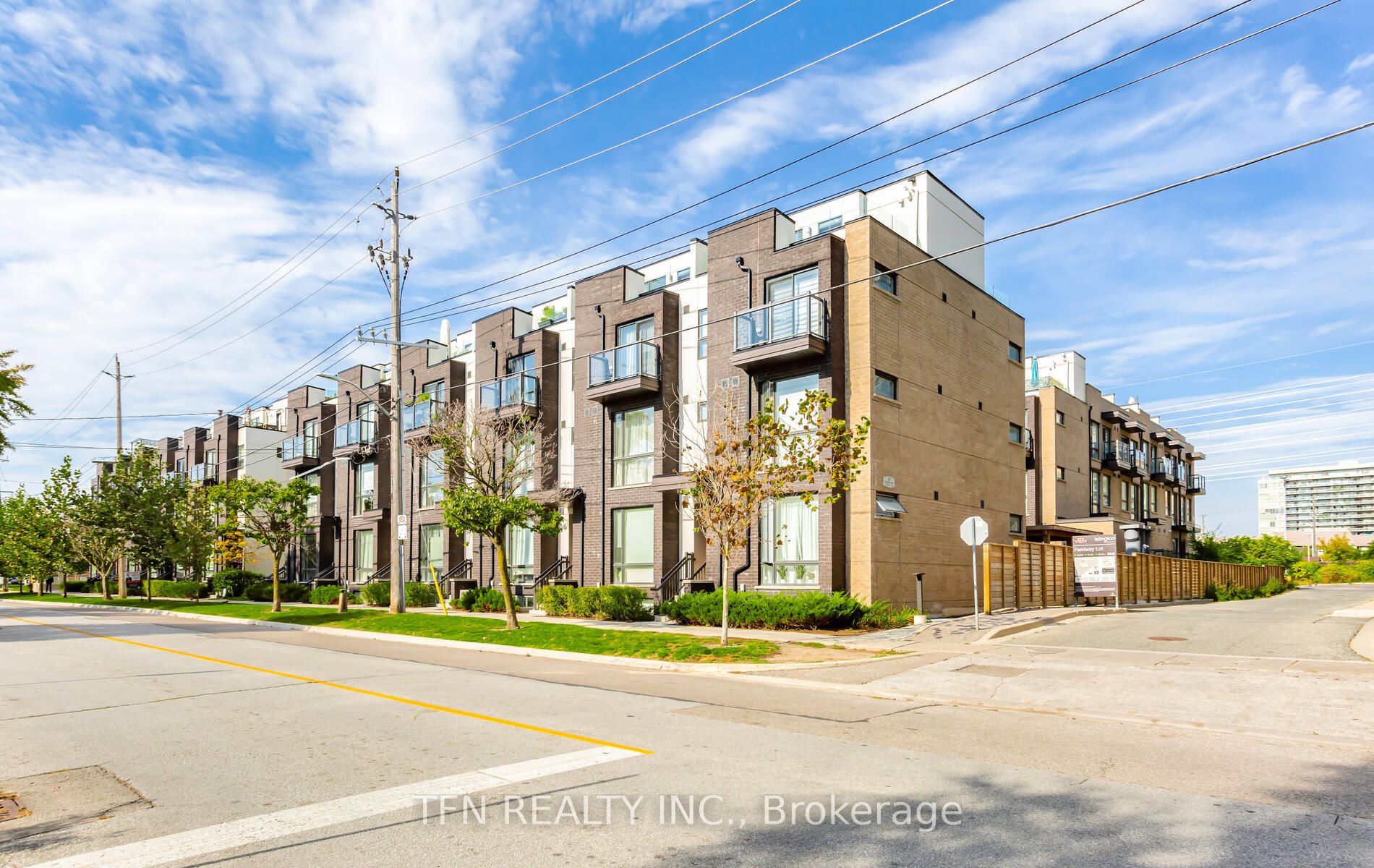 Condo Townhouse house for sale at 28 Fieldway Rd Toronto Ontario