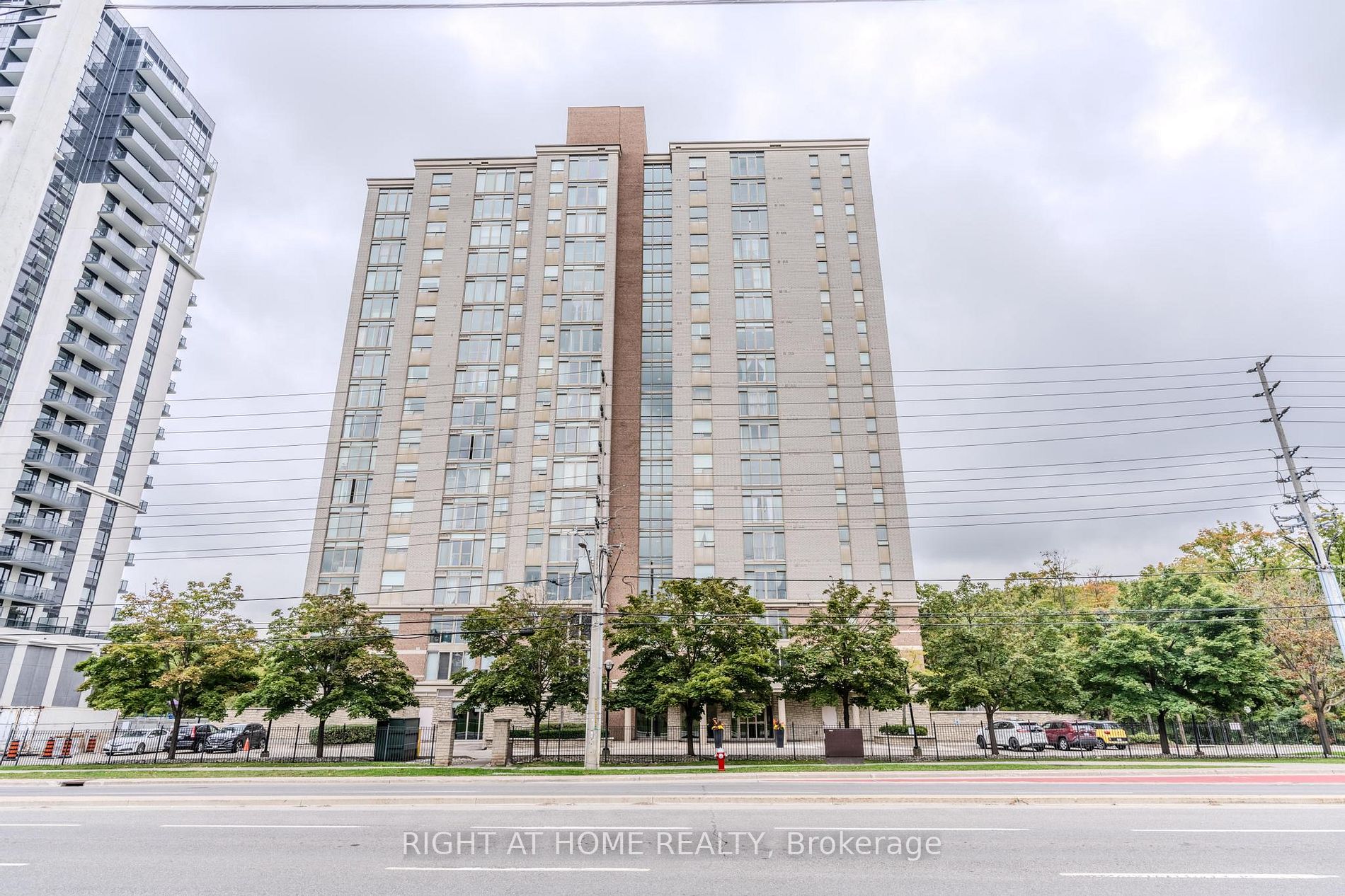 Condo Apt house for sale at 200 Burnhamthorp Mississauga Ontario