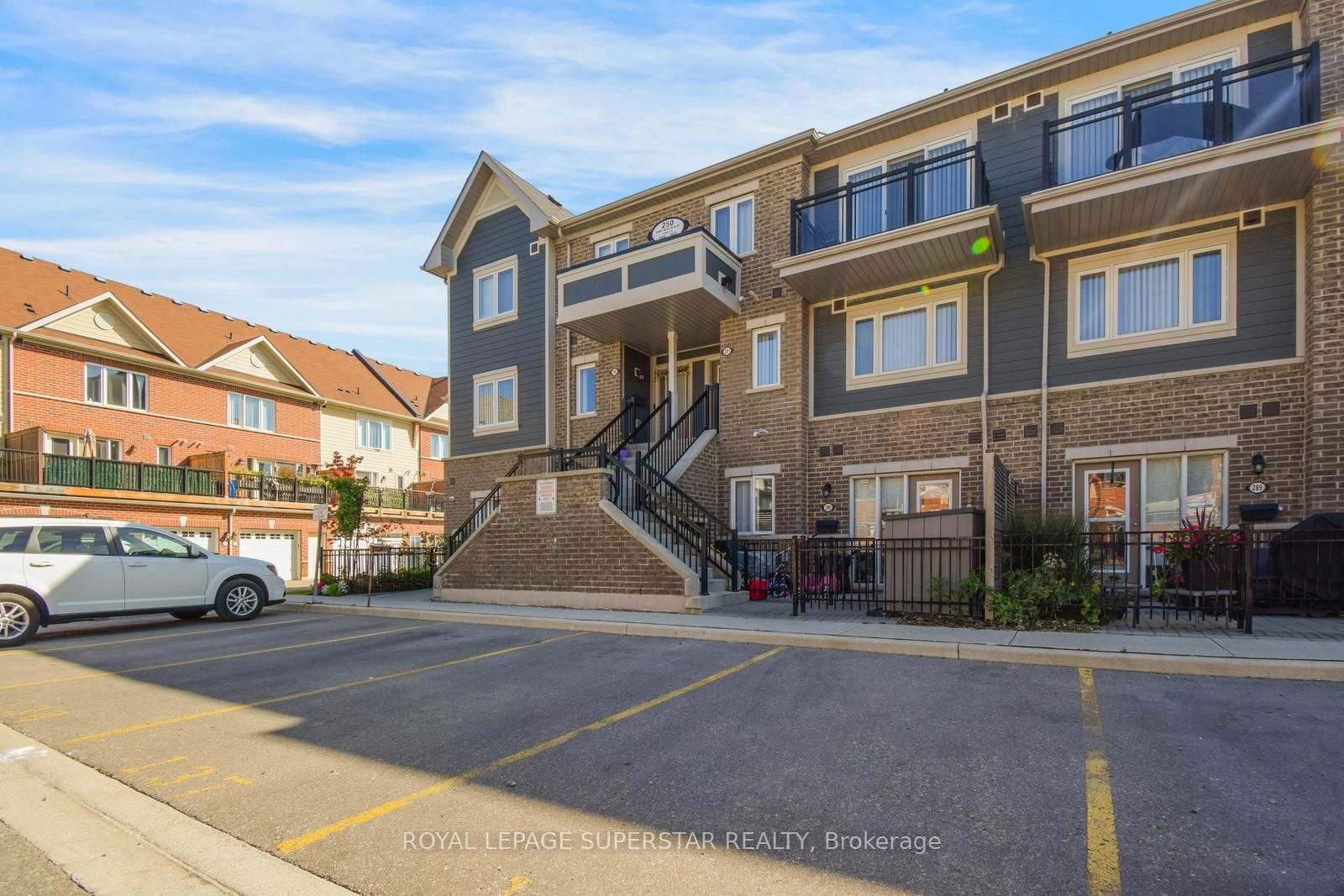 Condo Townhouse house for sale at 250 Sunny Meadow Brampton Ontario