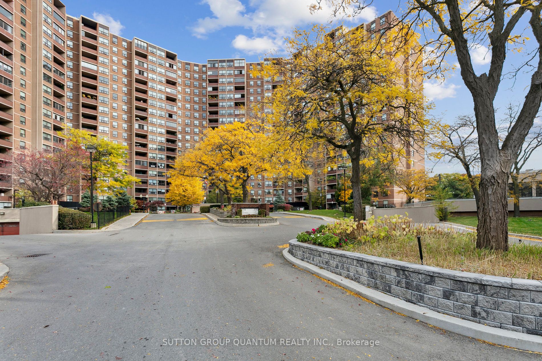 Condo Apt house for sale at 716 The West Mal Toronto Ontario