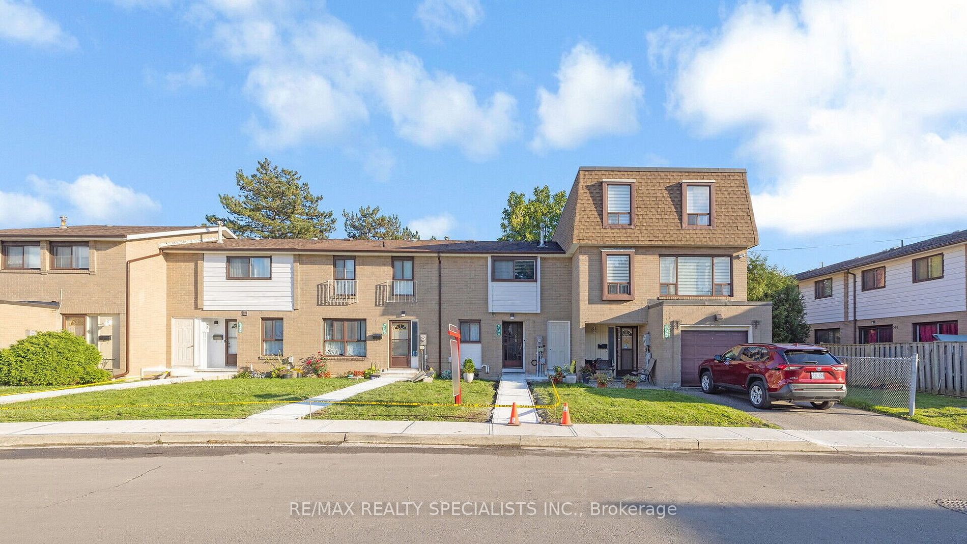 Condo Townhouse house for sale at 147 Fleetwood Cr Brampton Ontario