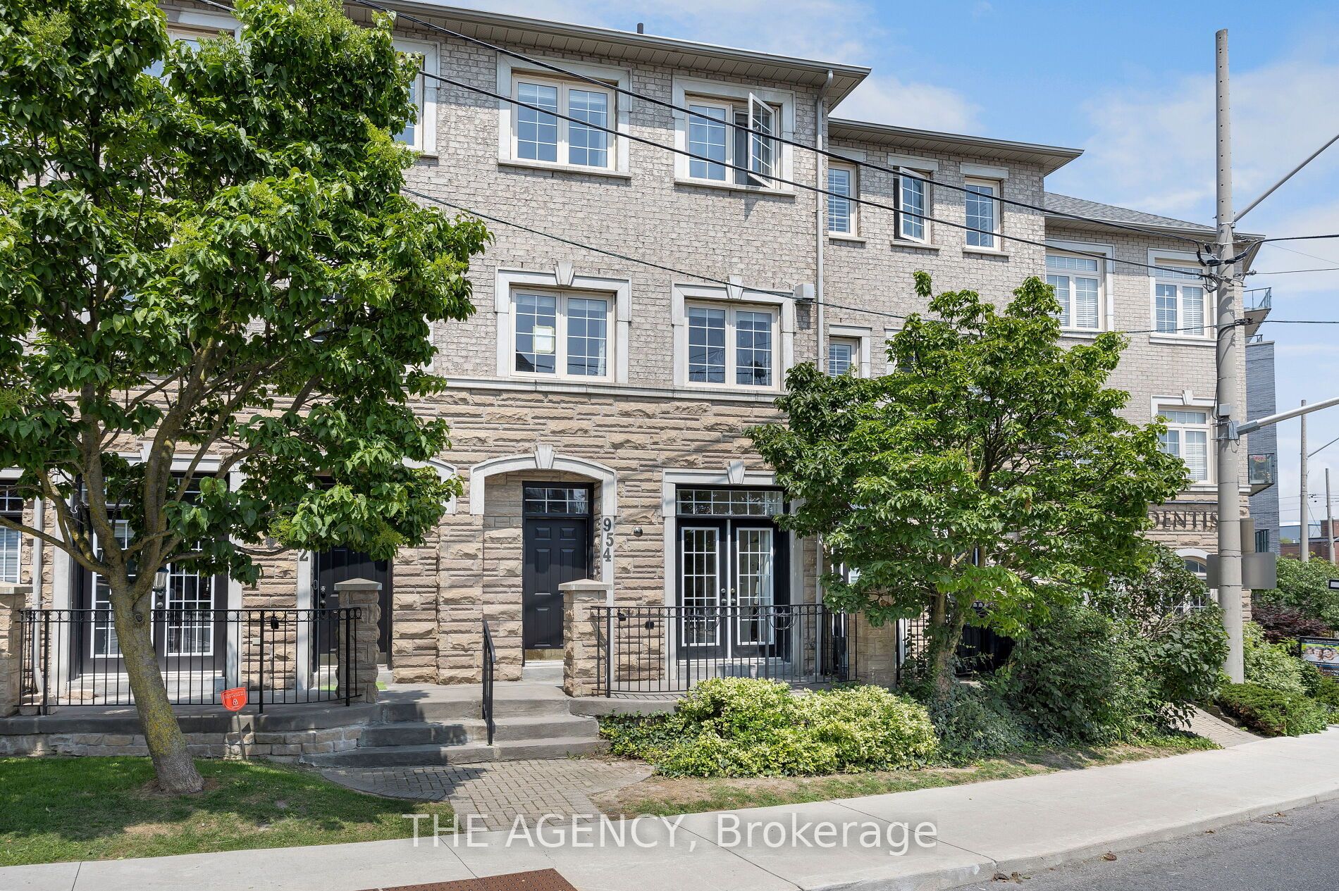 Att/Row/Twnhouse house for sale at 954 Millwood Rd Toronto Ontario