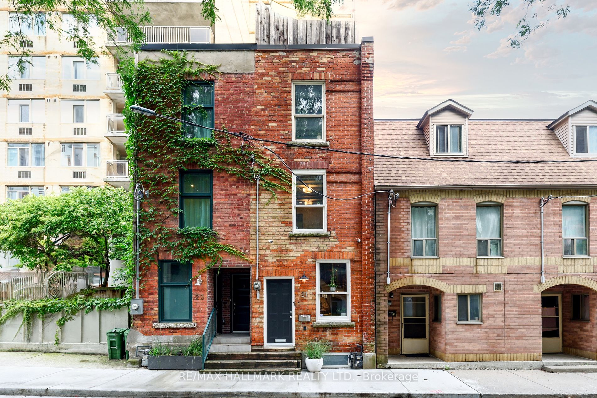 Att/Row/Twnhouse house for sale at 21 St Patricks Sq Toronto Ontario
