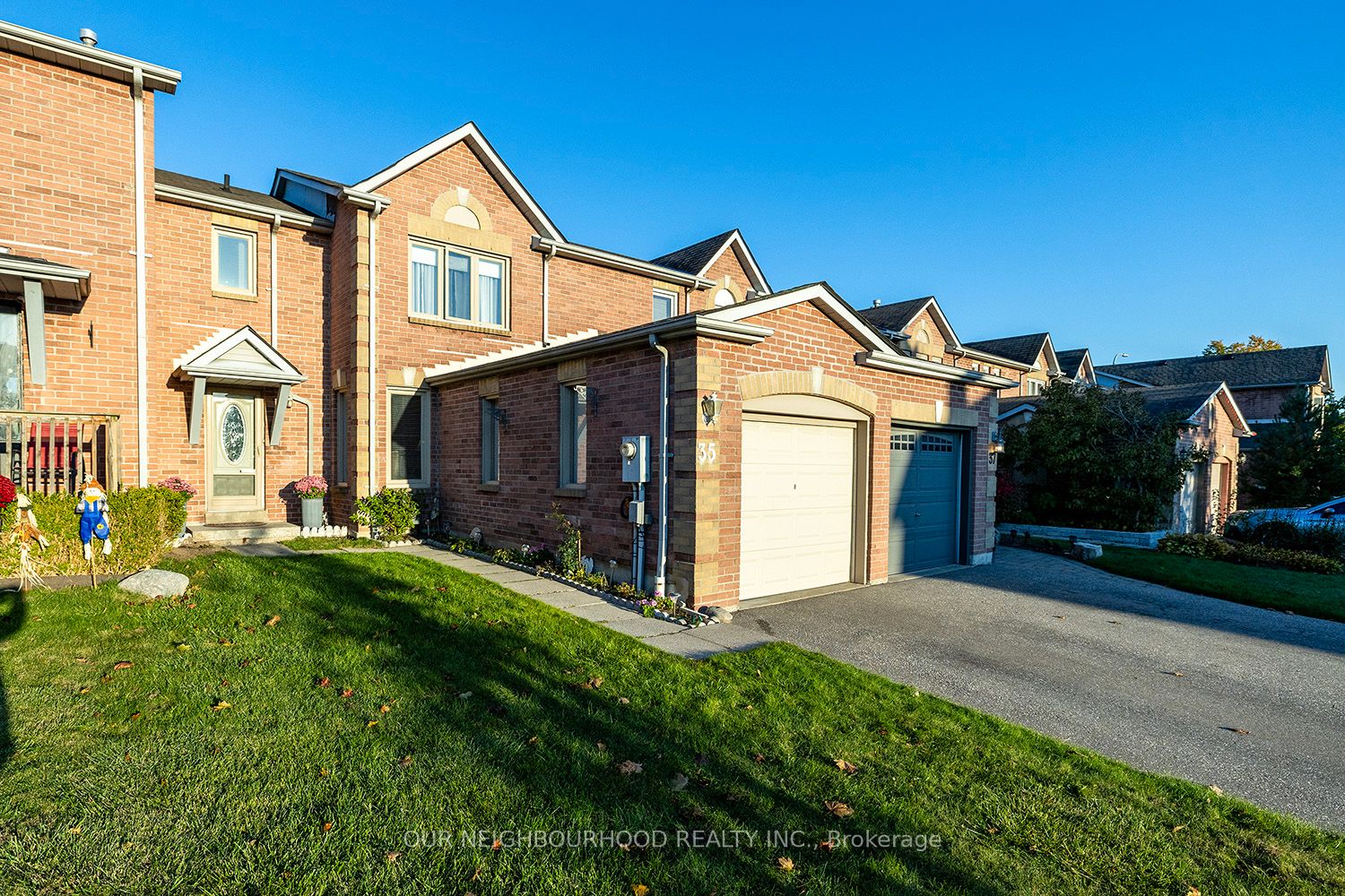 Att/Row/Twnhouse house for sale at 35 Woodstone Pl Whitby Ontario