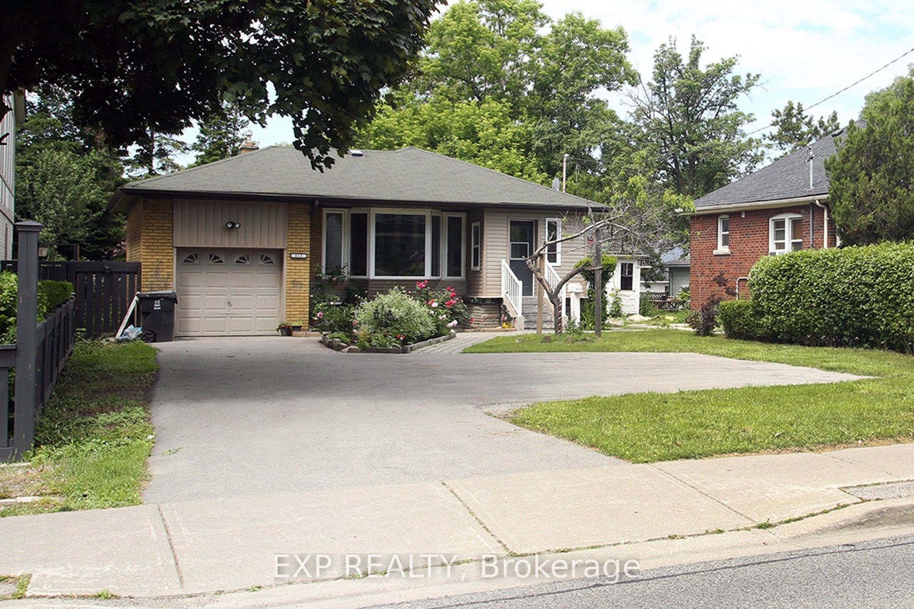 Detached house for sale at 812 Kennedy Rd Toronto Ontario