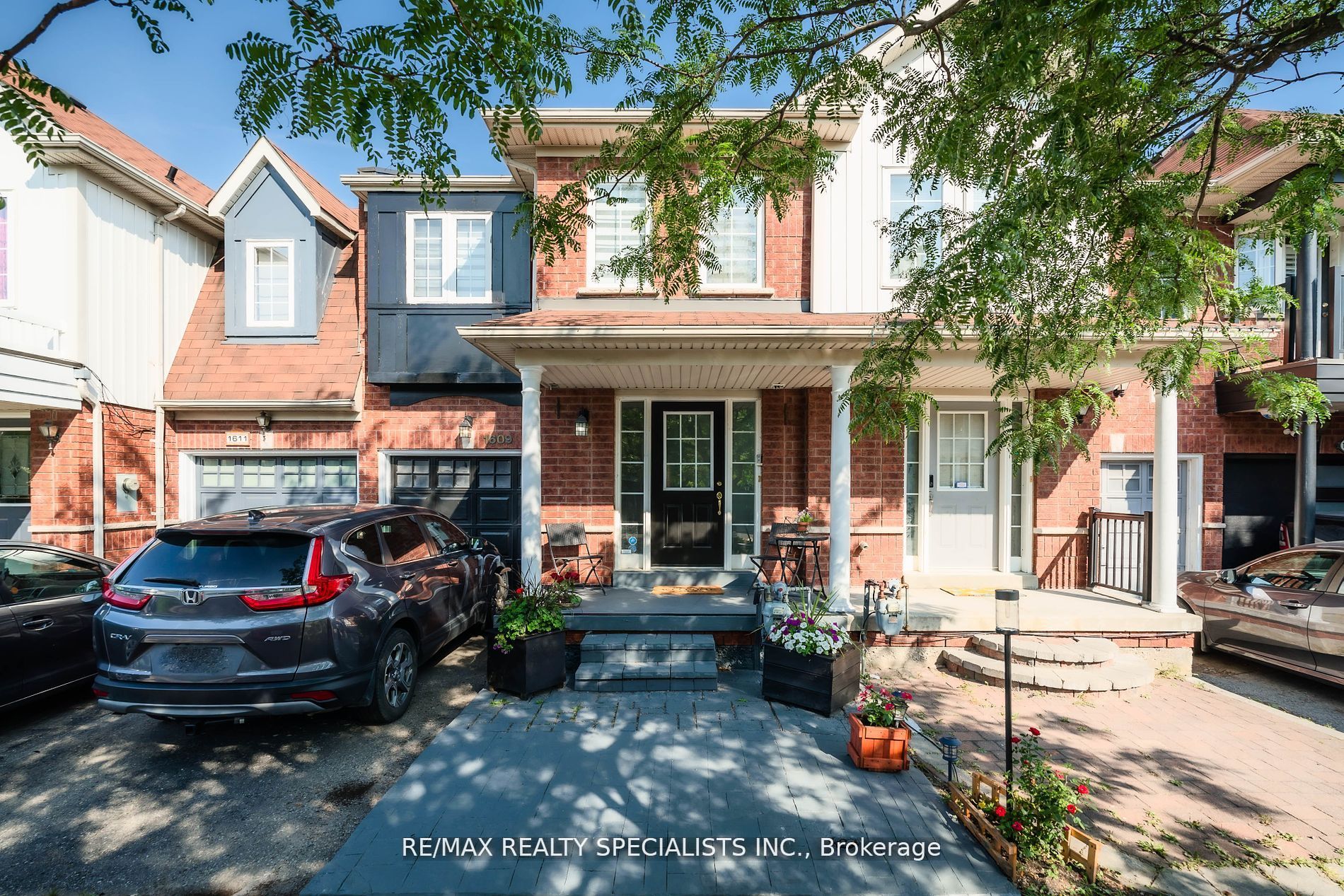 Att/Row/Twnhouse house for sale at 1609 AVONMORE Sq Pickering Ontario