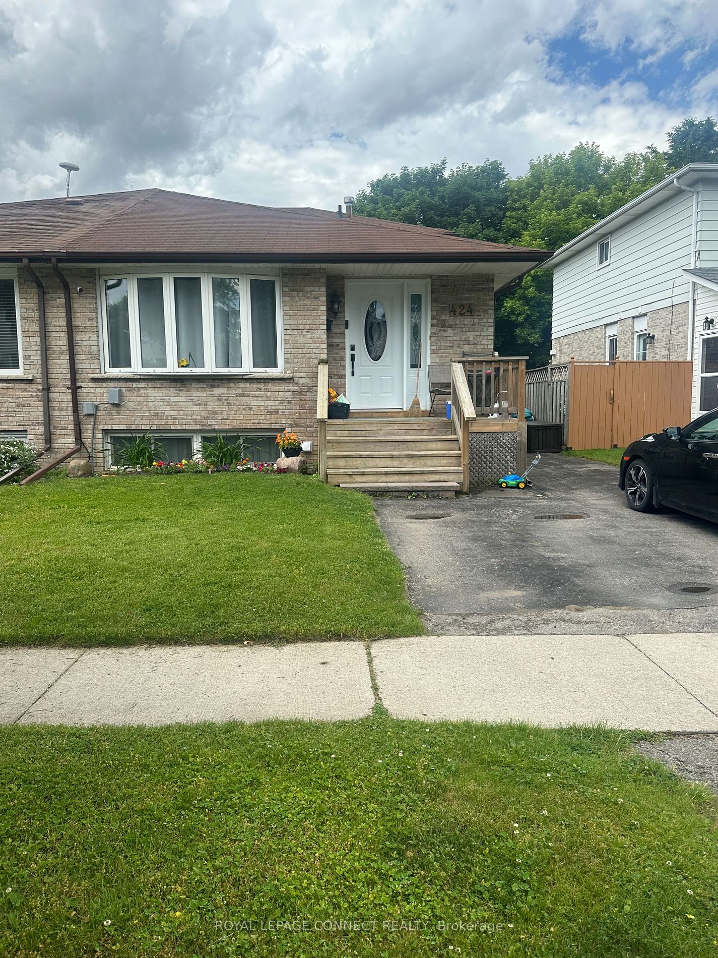 Semi-Detached house for sale at 424 Laguna St N Oshawa Ontario