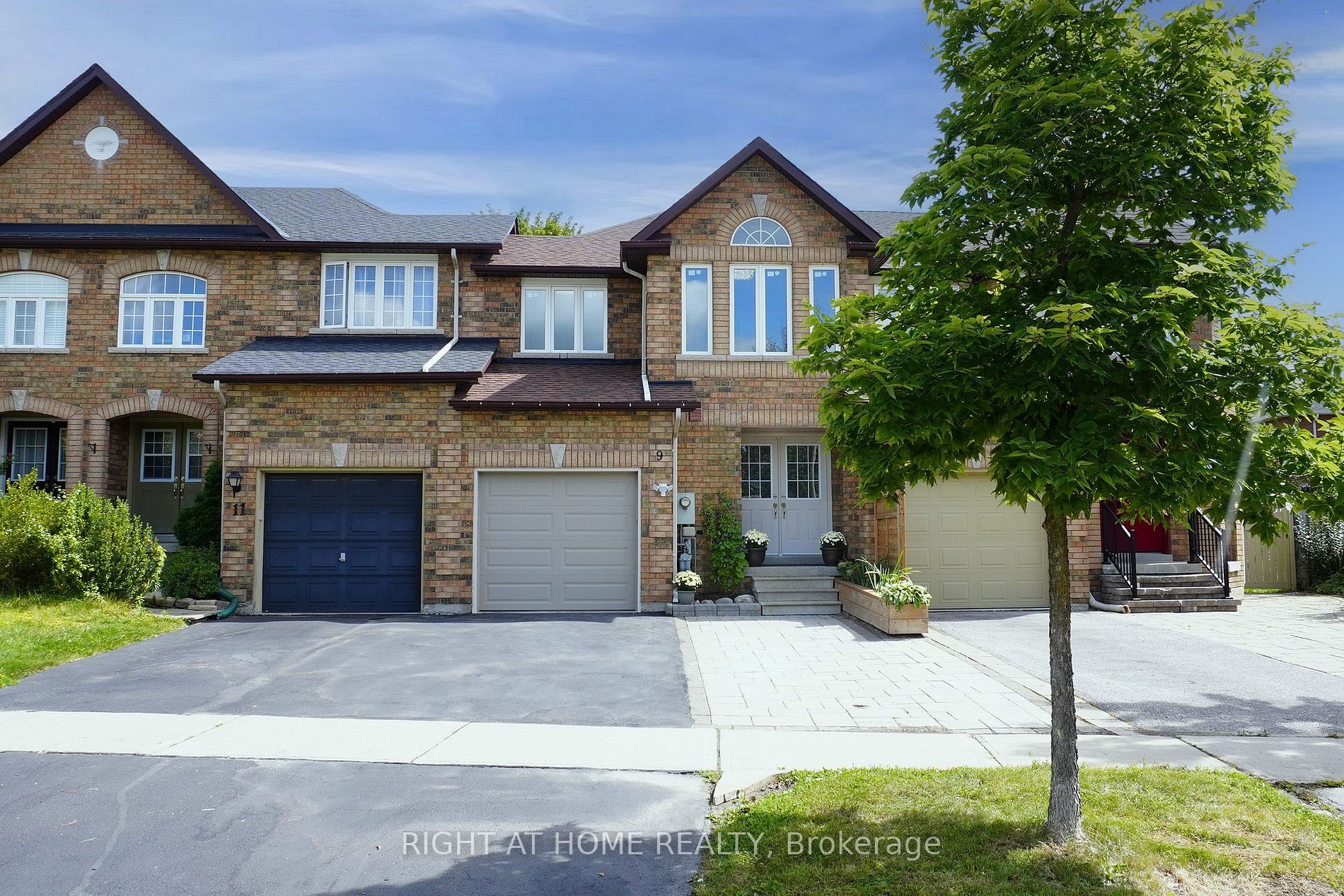 Att/Row/Twnhouse house for sale at 9 Auraglen St Richmond Hill Ontario