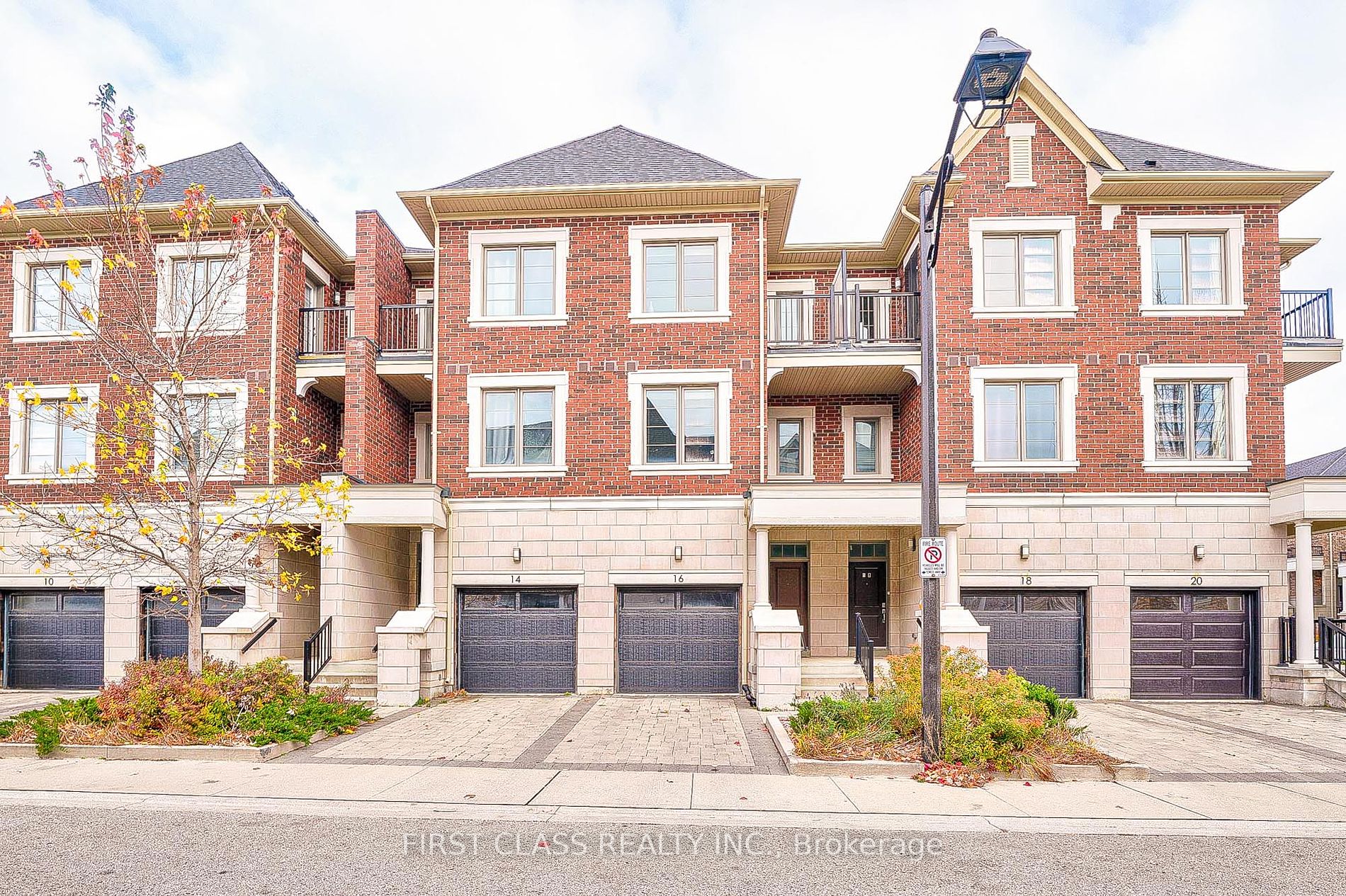 Att/Row/Twnhouse house for sale at 16 Dunton Lane Richmond Hill Ontario