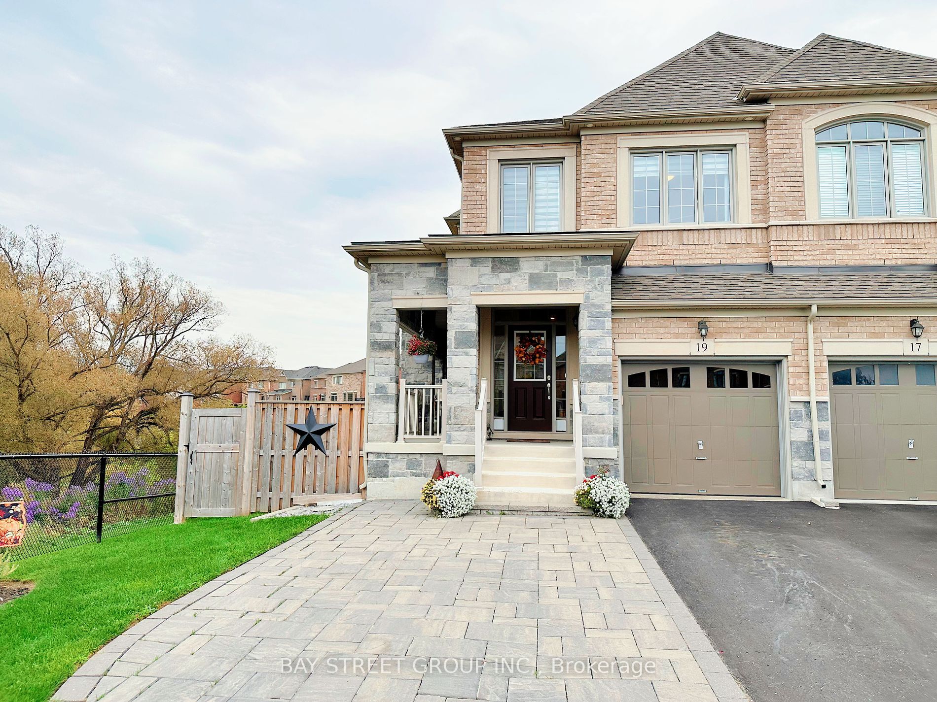 Semi-Detached house for sale at 19 Kester Crt East Gwillimbury Ontario