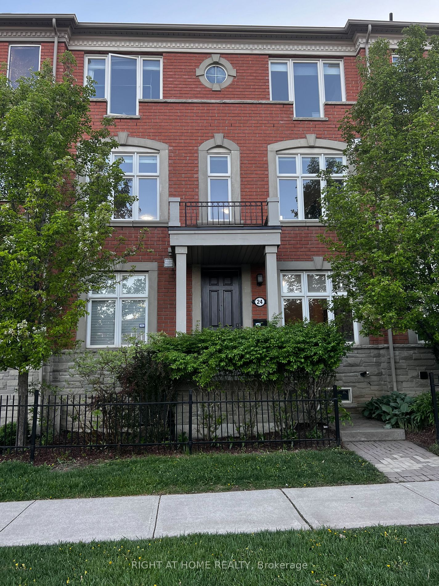 Att/Row/Twnhouse house for sale at 24 Helen St Vaughan Ontario