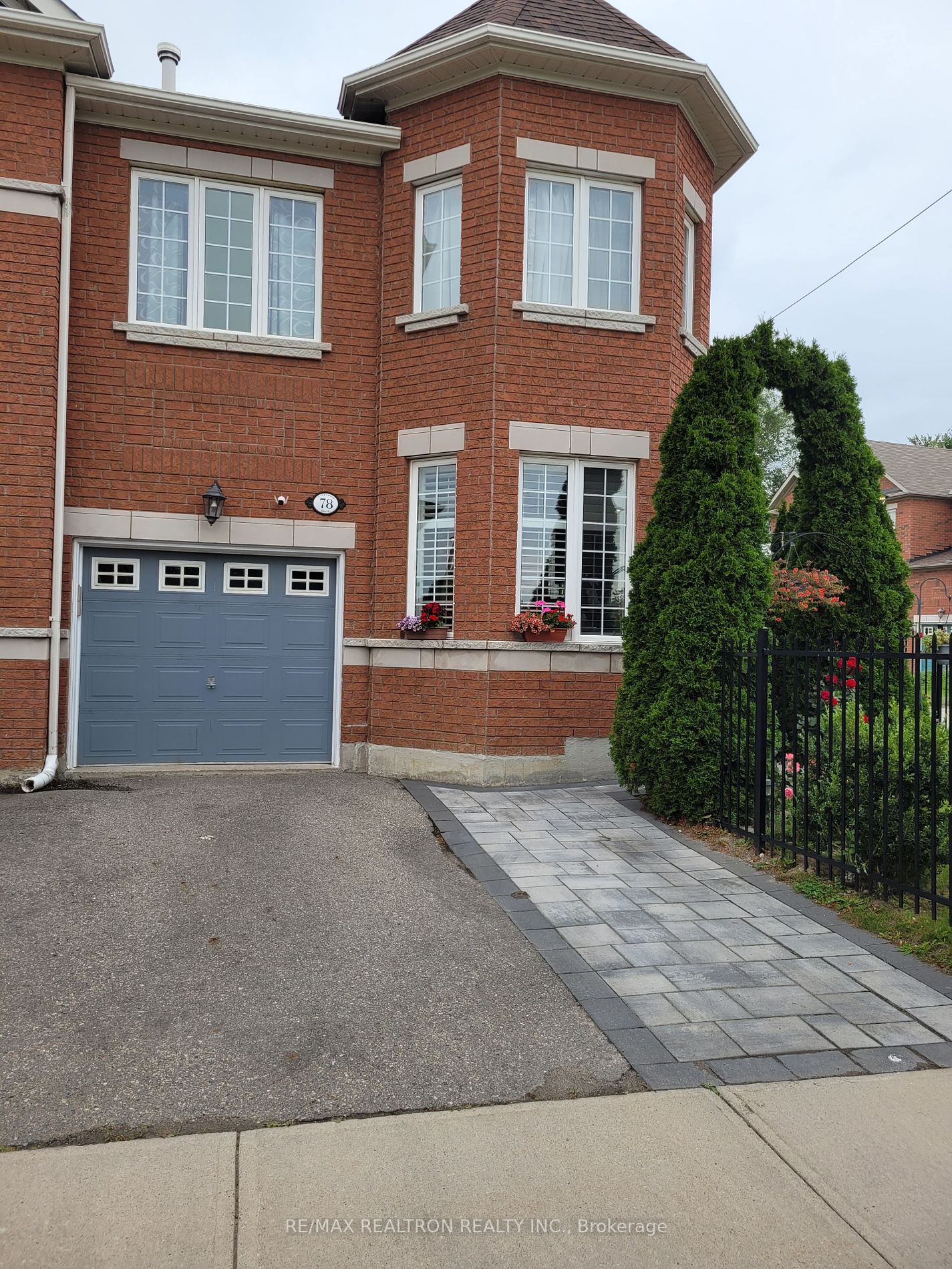 Att/Row/Twnhouse house for sale at 8 Townwood Dr Richmond Hill Ontario