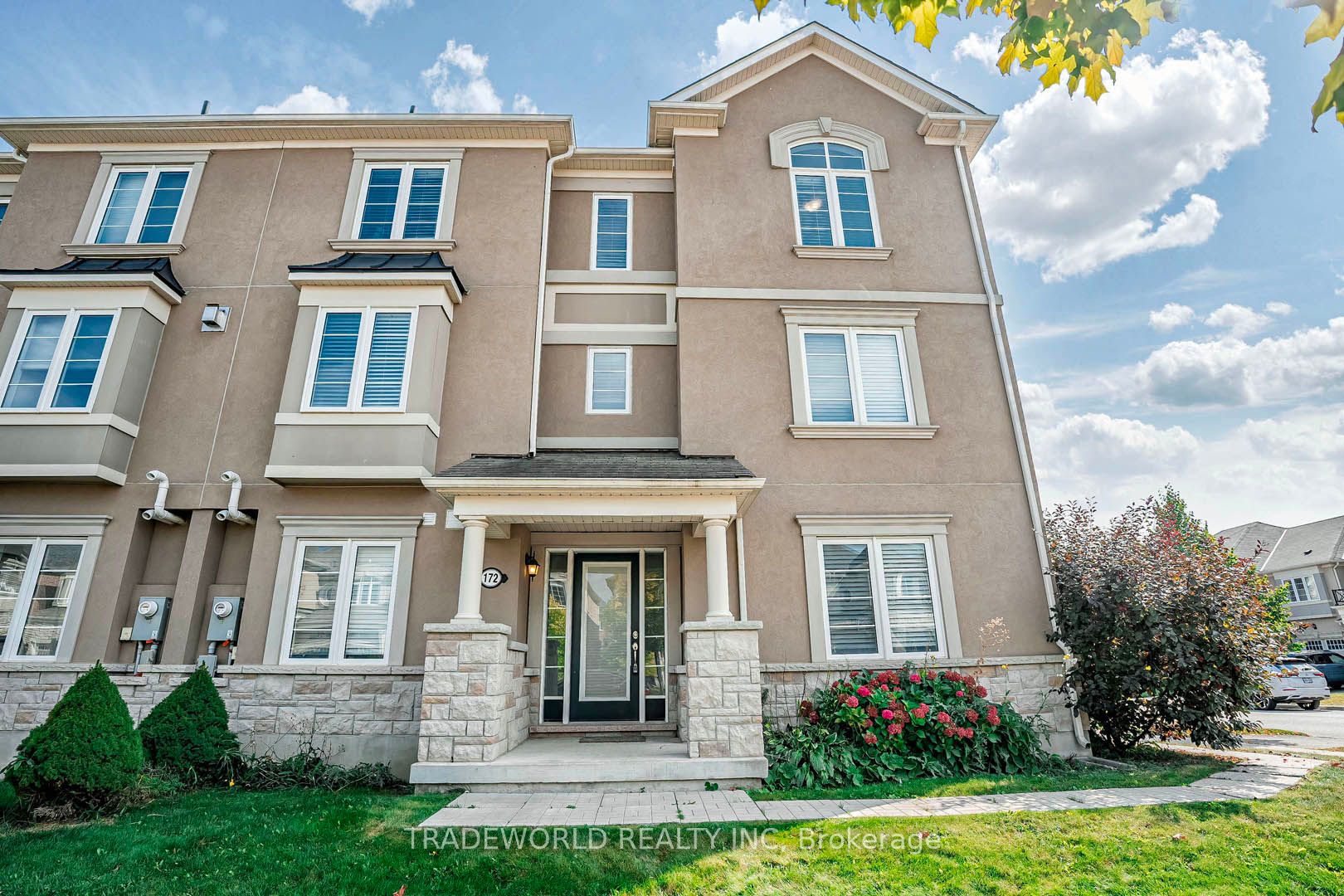 Att/Row/Twnhouse house for sale at 172 Thomas Phillips Dr Aurora Ontario