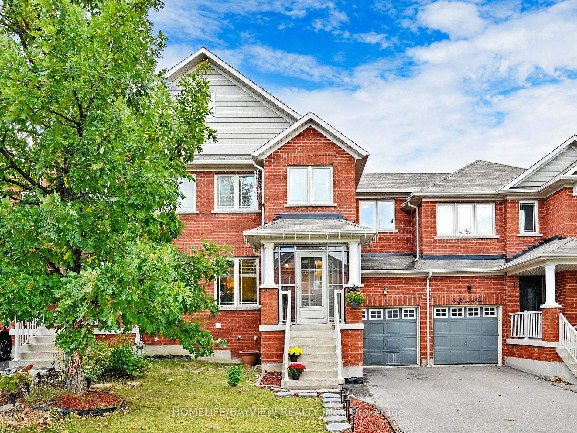 Att/Row/Twnhouse house for sale at 12 Yang St Richmond Hill Ontario