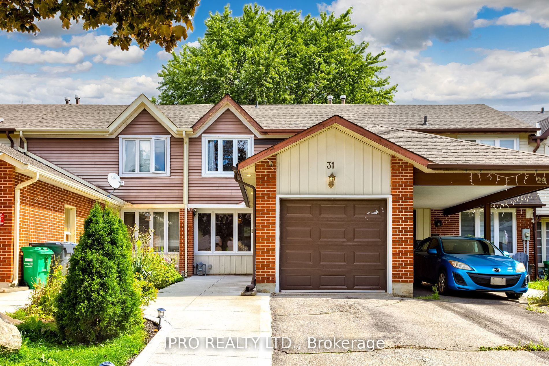 Att/Row/Twnhouse house for sale at 31 Barrington Cres Brampton Ontario