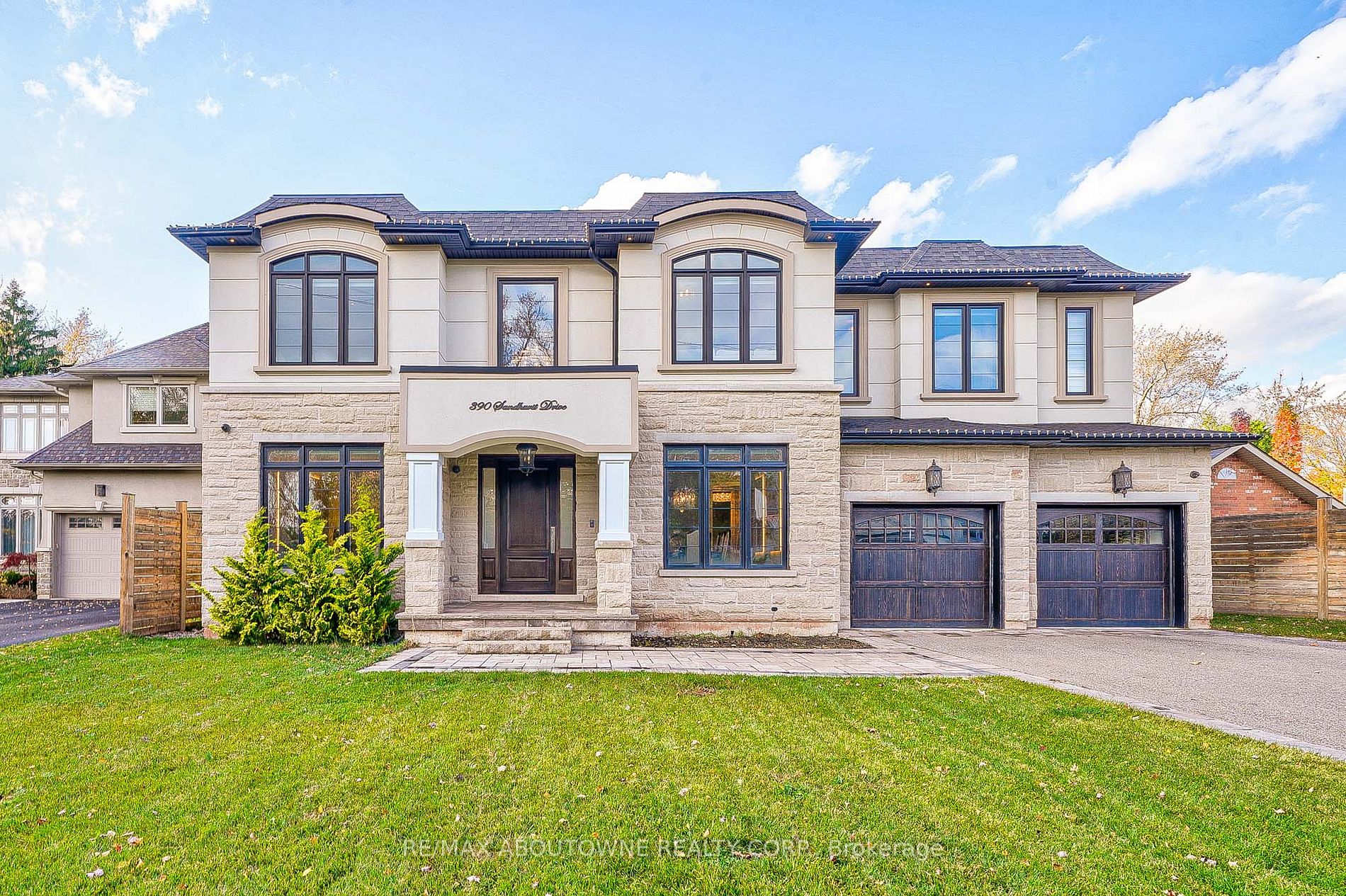 Detached house for sale at 390 Sandhurst Dr Oakville Ontario