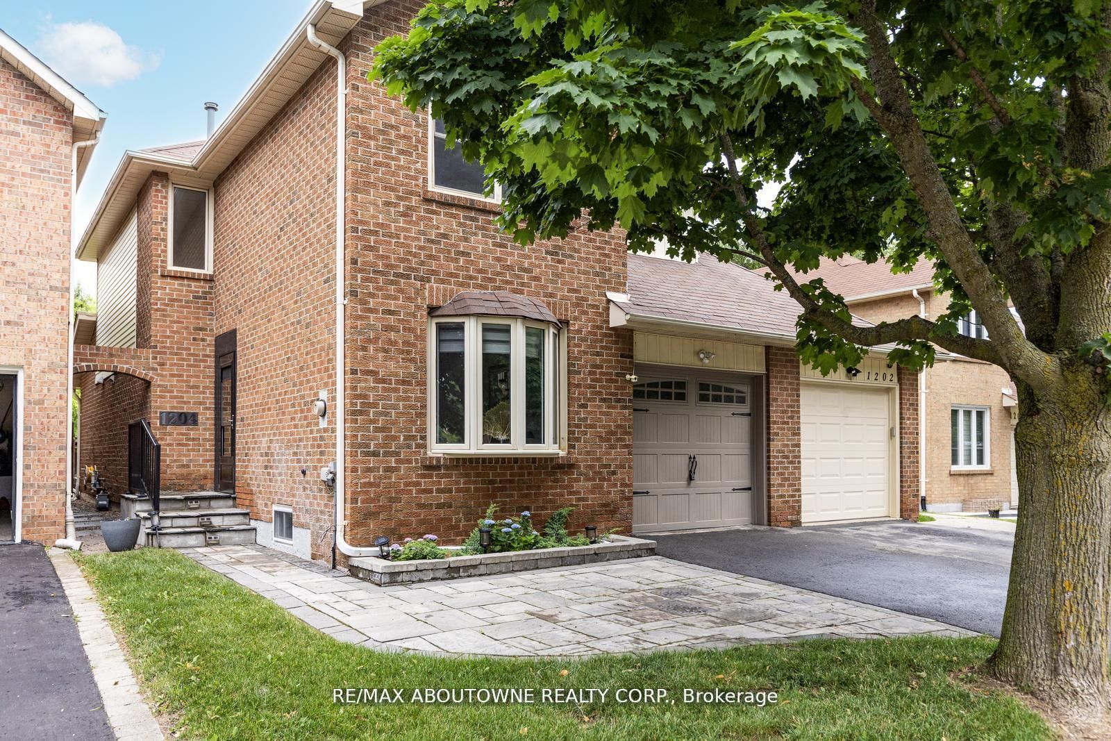 Att/Row/Twnhouse house for sale at 1204 Potters Wheel Cres Oakville Ontario