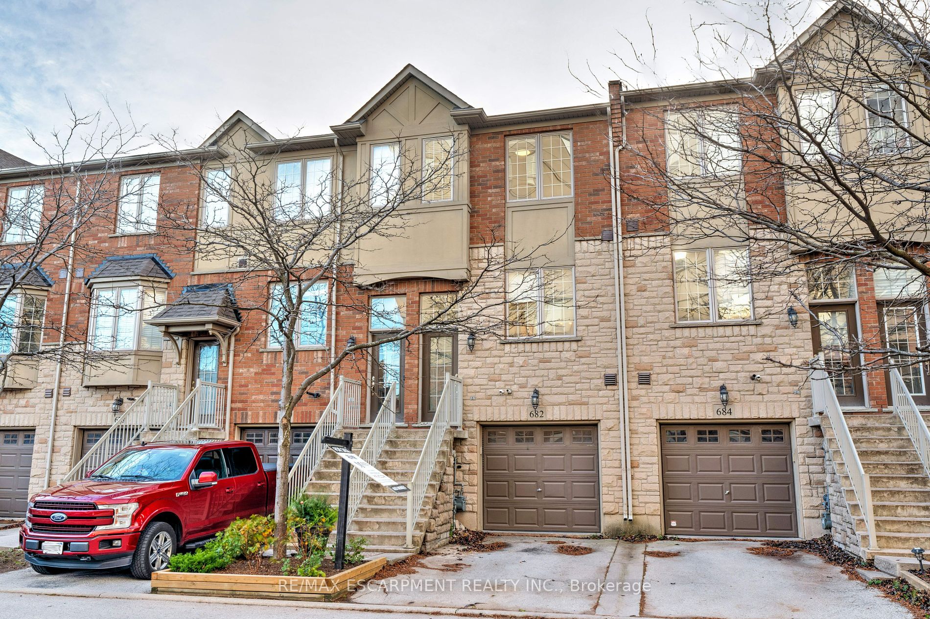 Att/Row/Twnhouse house for sale at 682 Summers Common Burlington Ontario