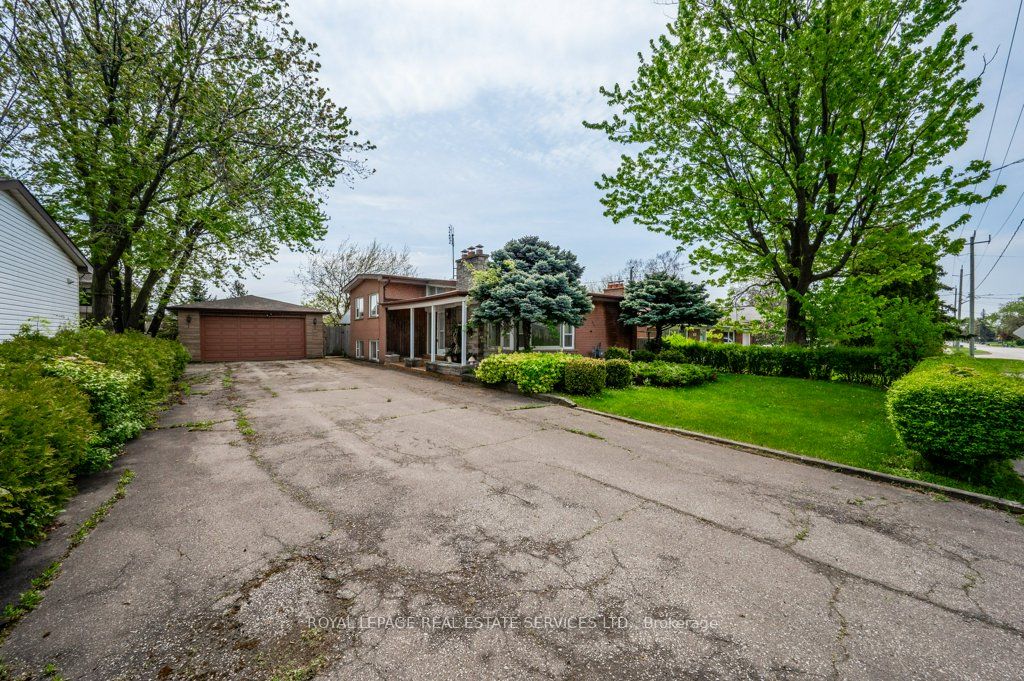 Detached house for sale at 380 Pinegrove Rd Oakville Ontario