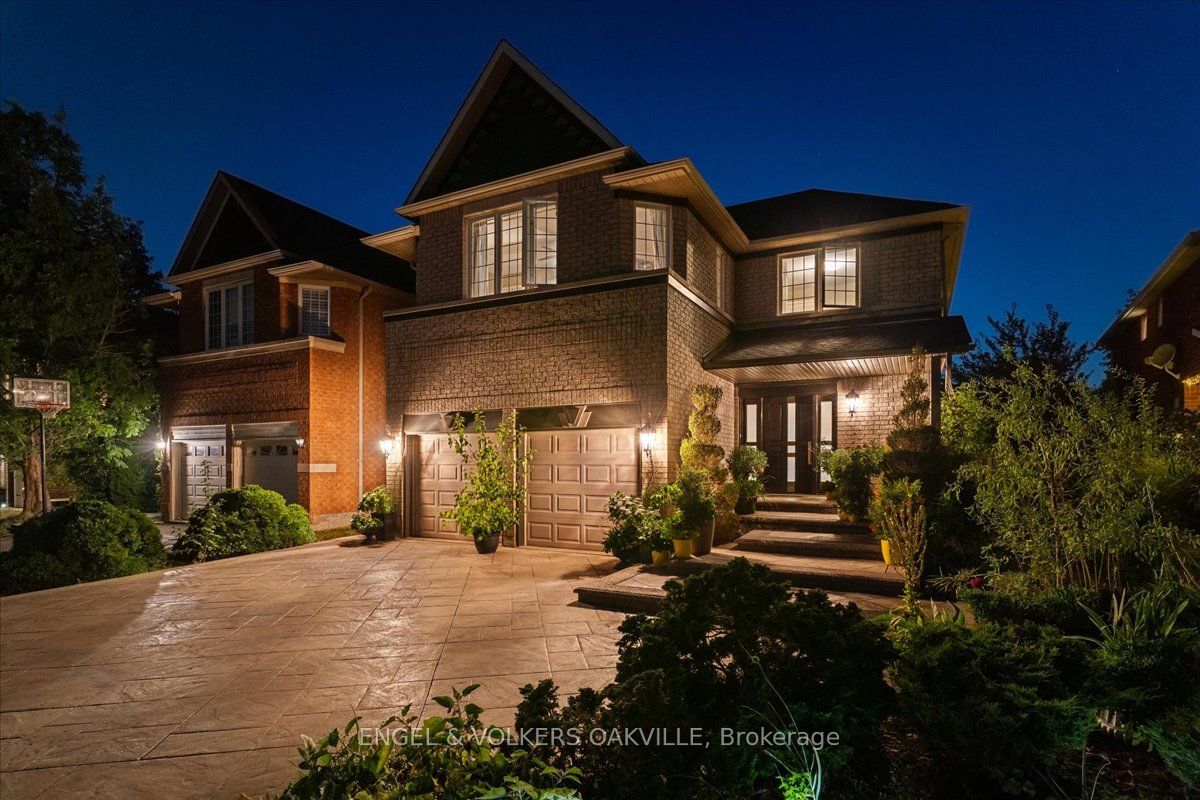 Detached house for sale at 527 Ravineview Way Oakville Ontario