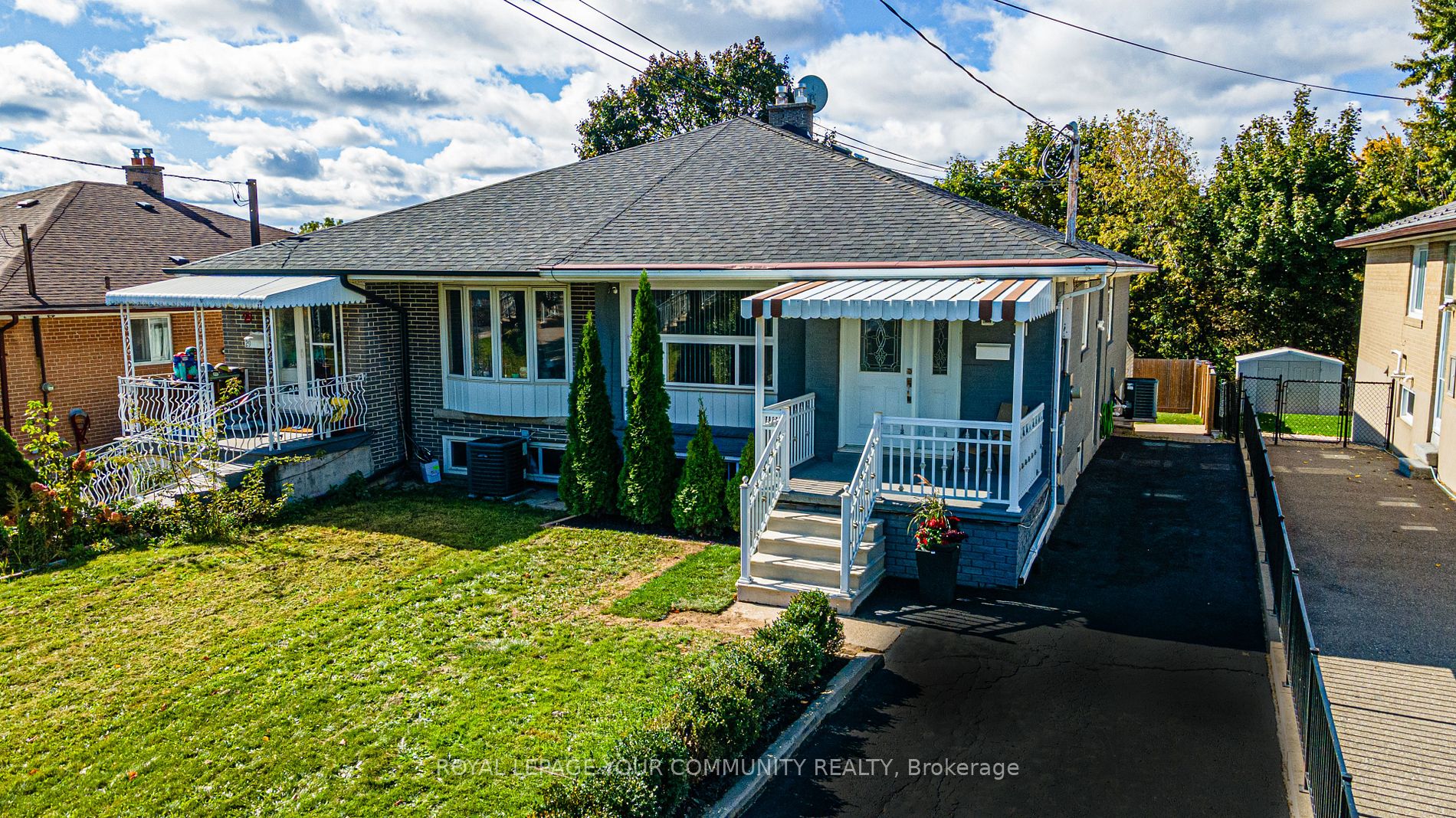 Semi-Detached house for sale at 31 Gravenhurst Ave Toronto Ontario